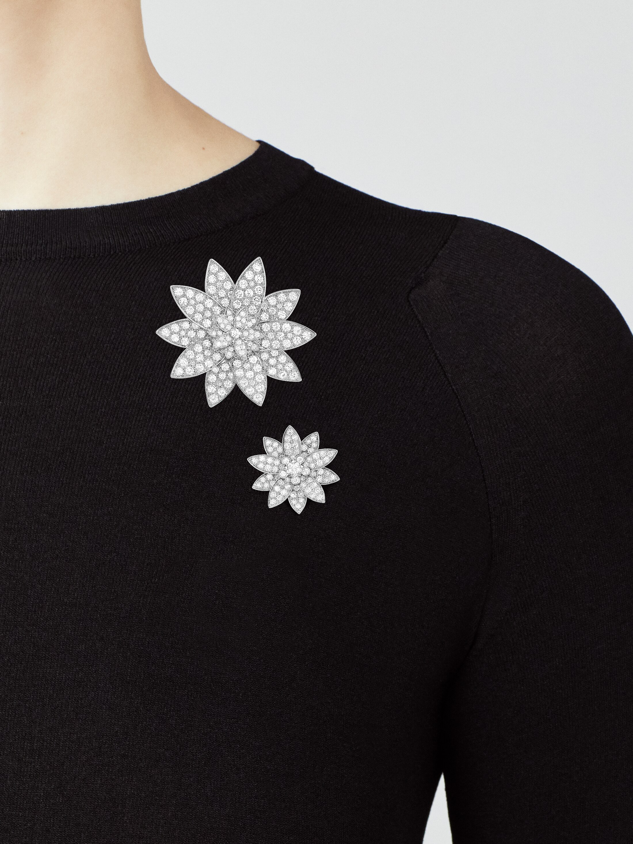 Lotus clip pendant, large model white gold, Diamond