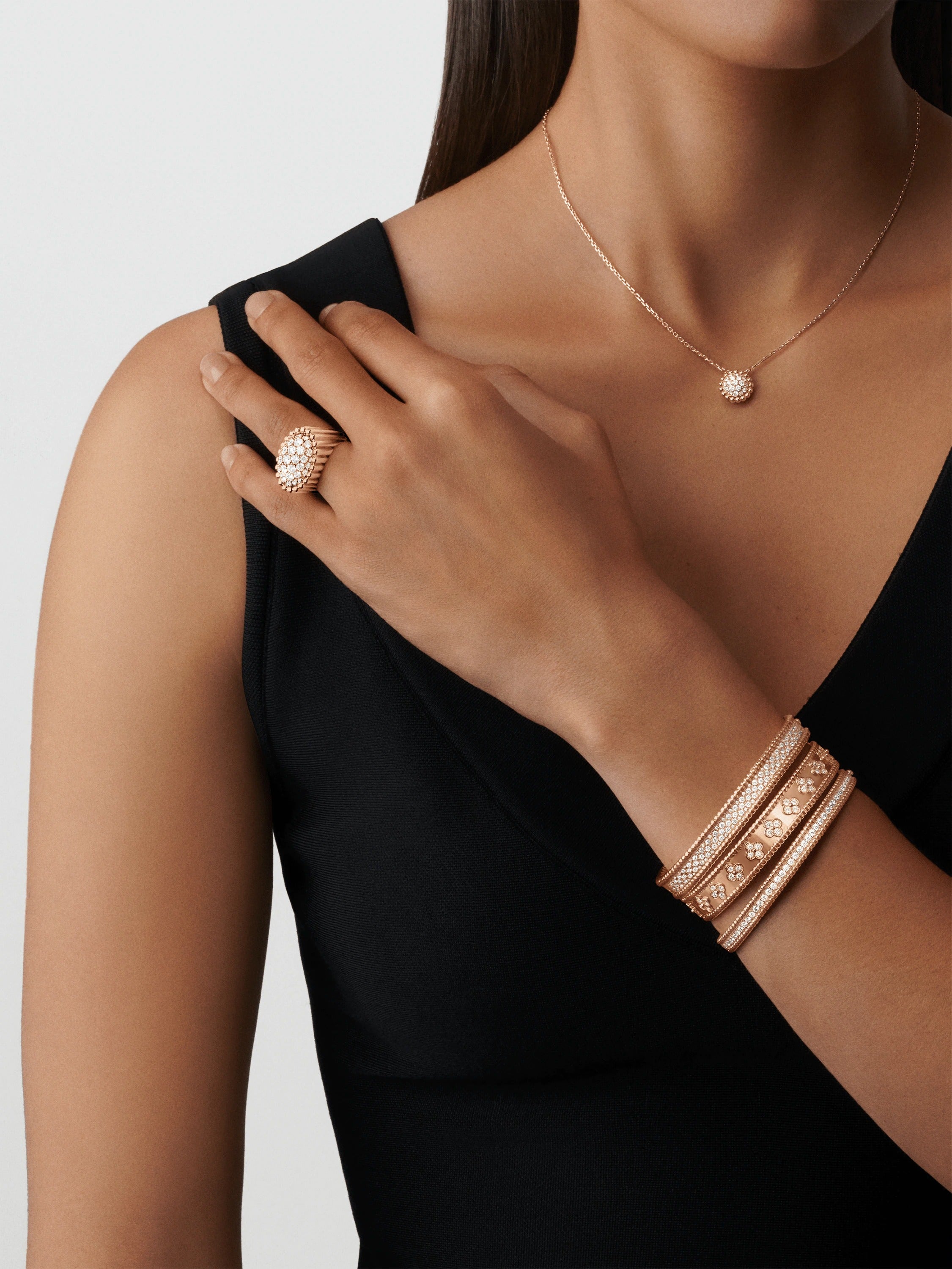 Perlée clovers bracelet, small model Rose gold, Diamond