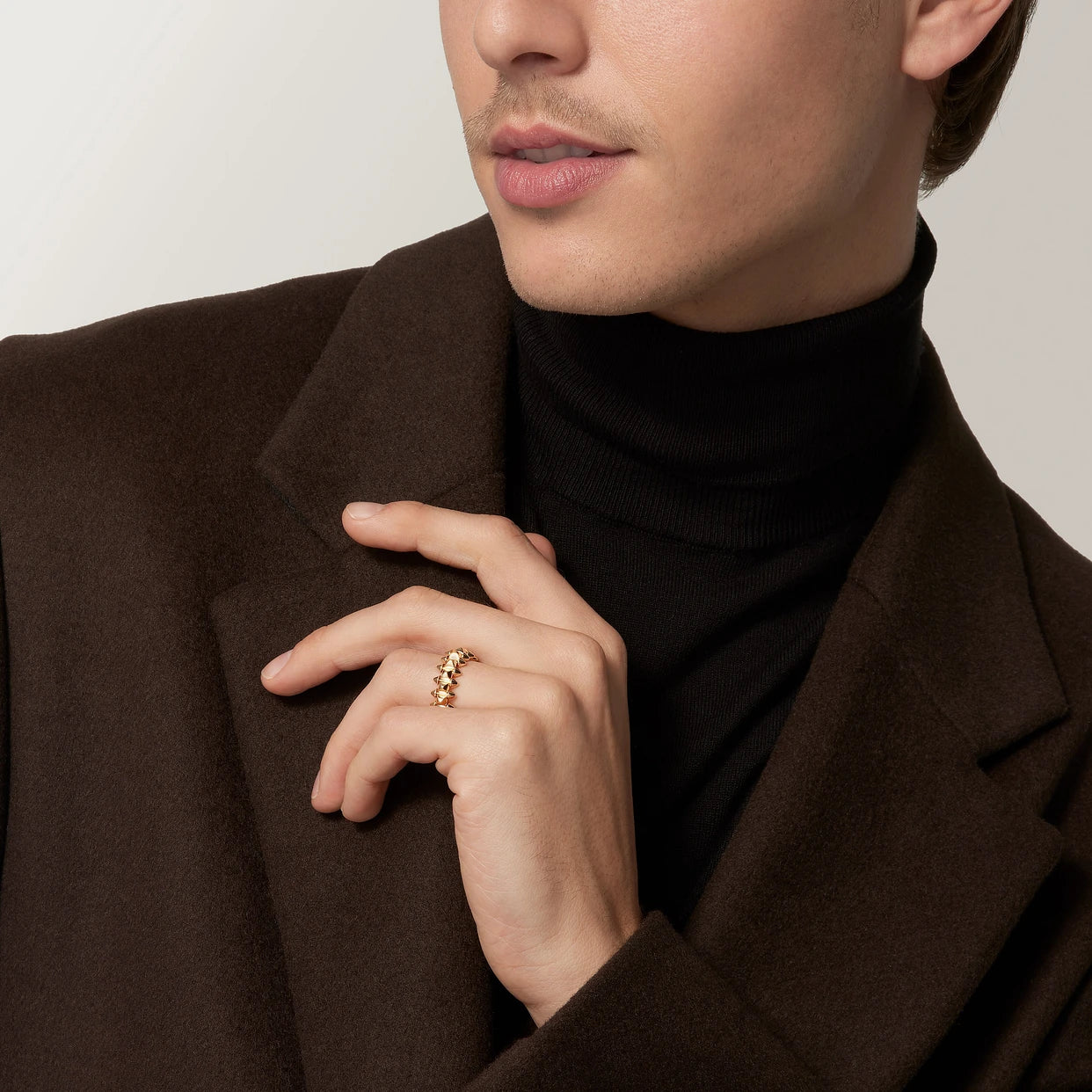 Carty Bullet Single Row Yellow Gold Ring Medium Model