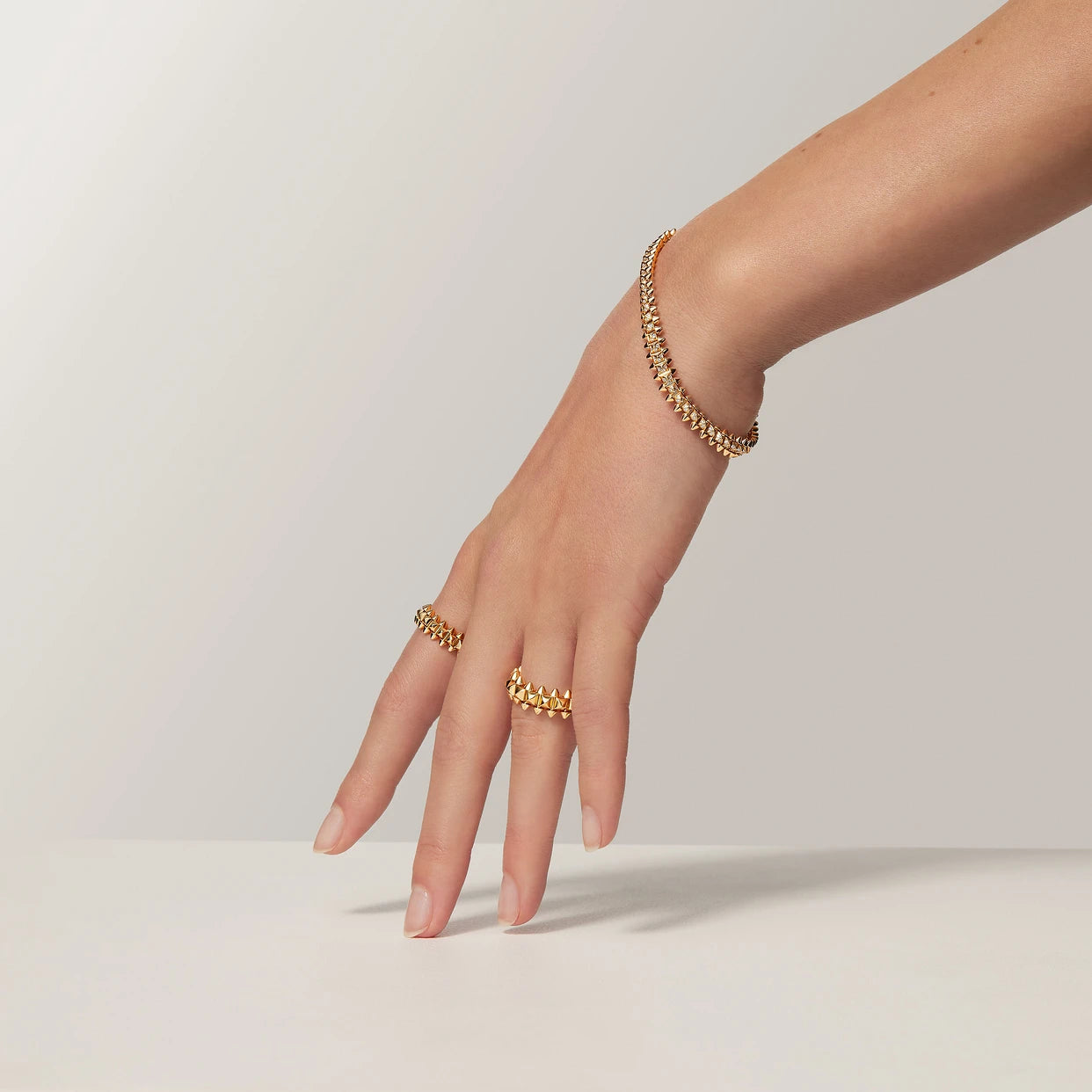 Carty Bullet Single Row Yellow Gold Ring Medium Model