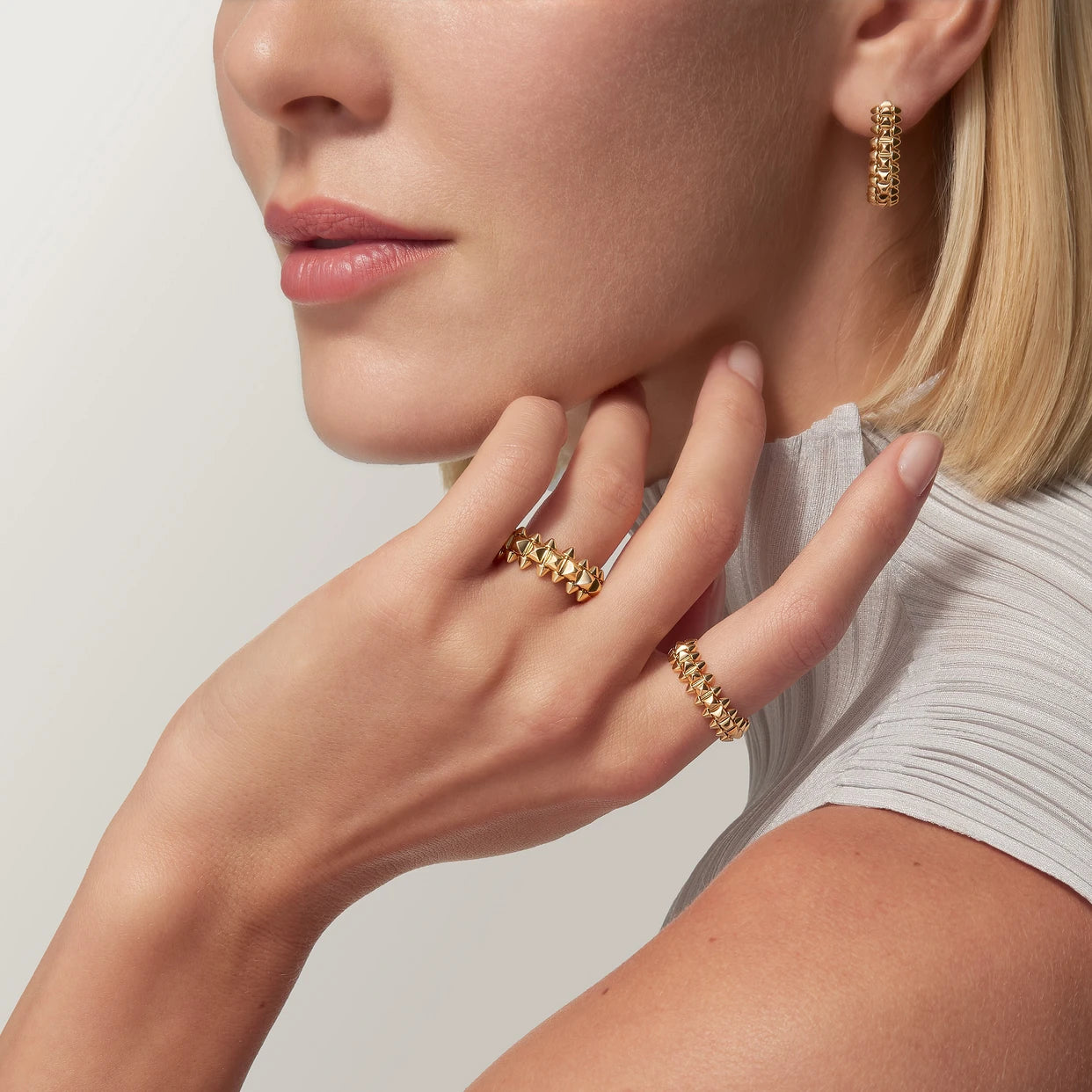 Carty Bullet Single Row Yellow Gold Ring Medium Model