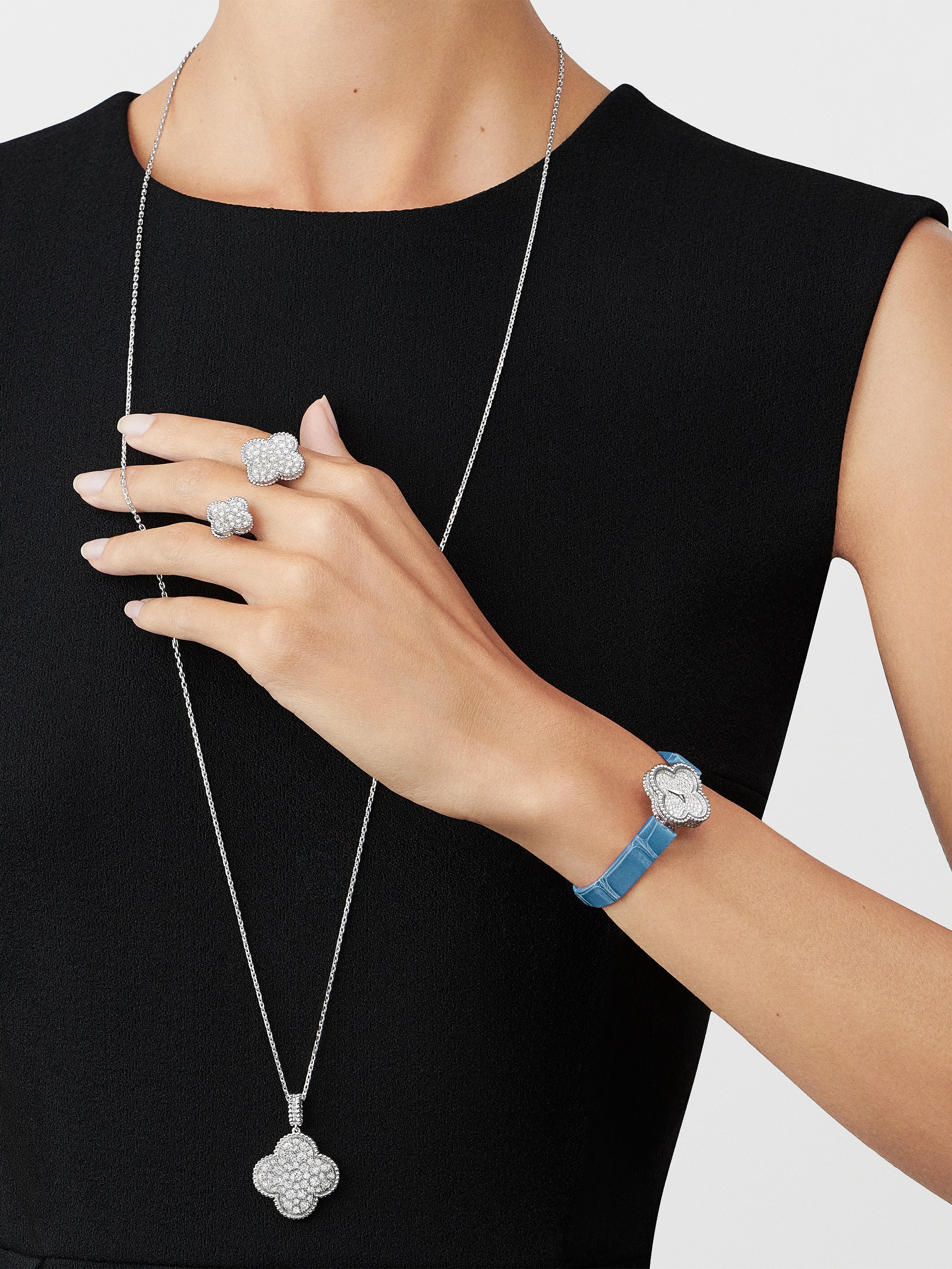 Magic Alhambra Between the Finger ring