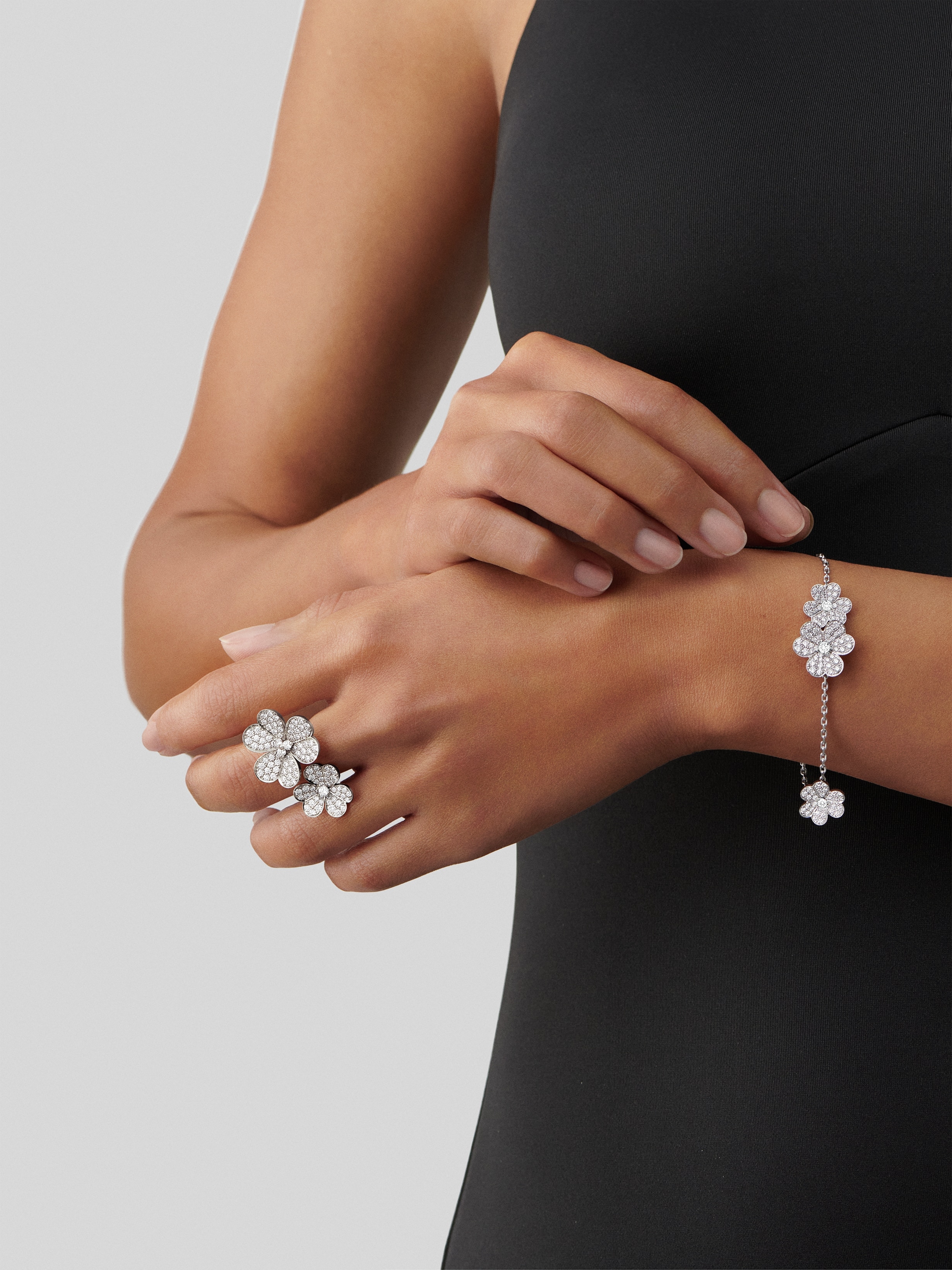 Frivole bracelet, 5 flowers  white gold, Diamond