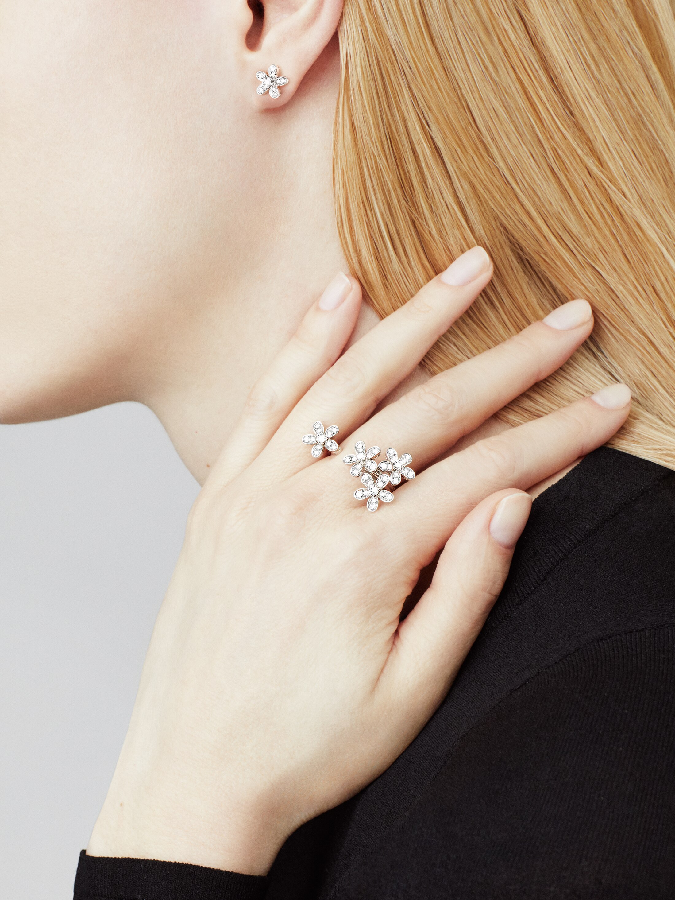 Socrate earstuds, 1 flower white gold, Diamond