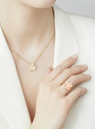 Frivole ring, 1 flower, small model  rose gold, Diamond