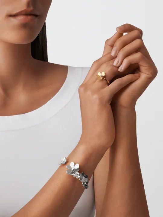 Gold flower bracelet with 7 diamonds