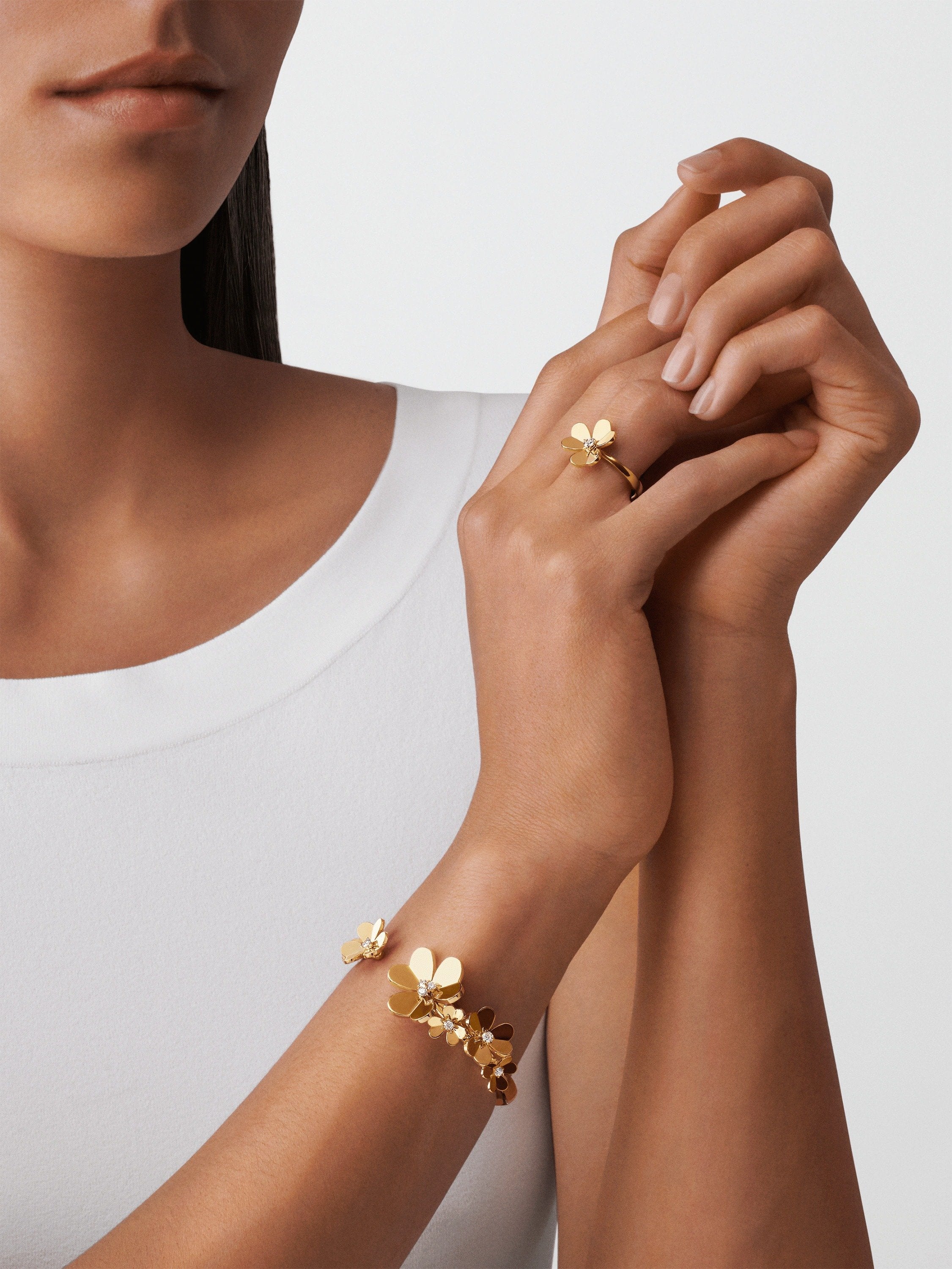 Gold flower bracelet with 7 diamonds