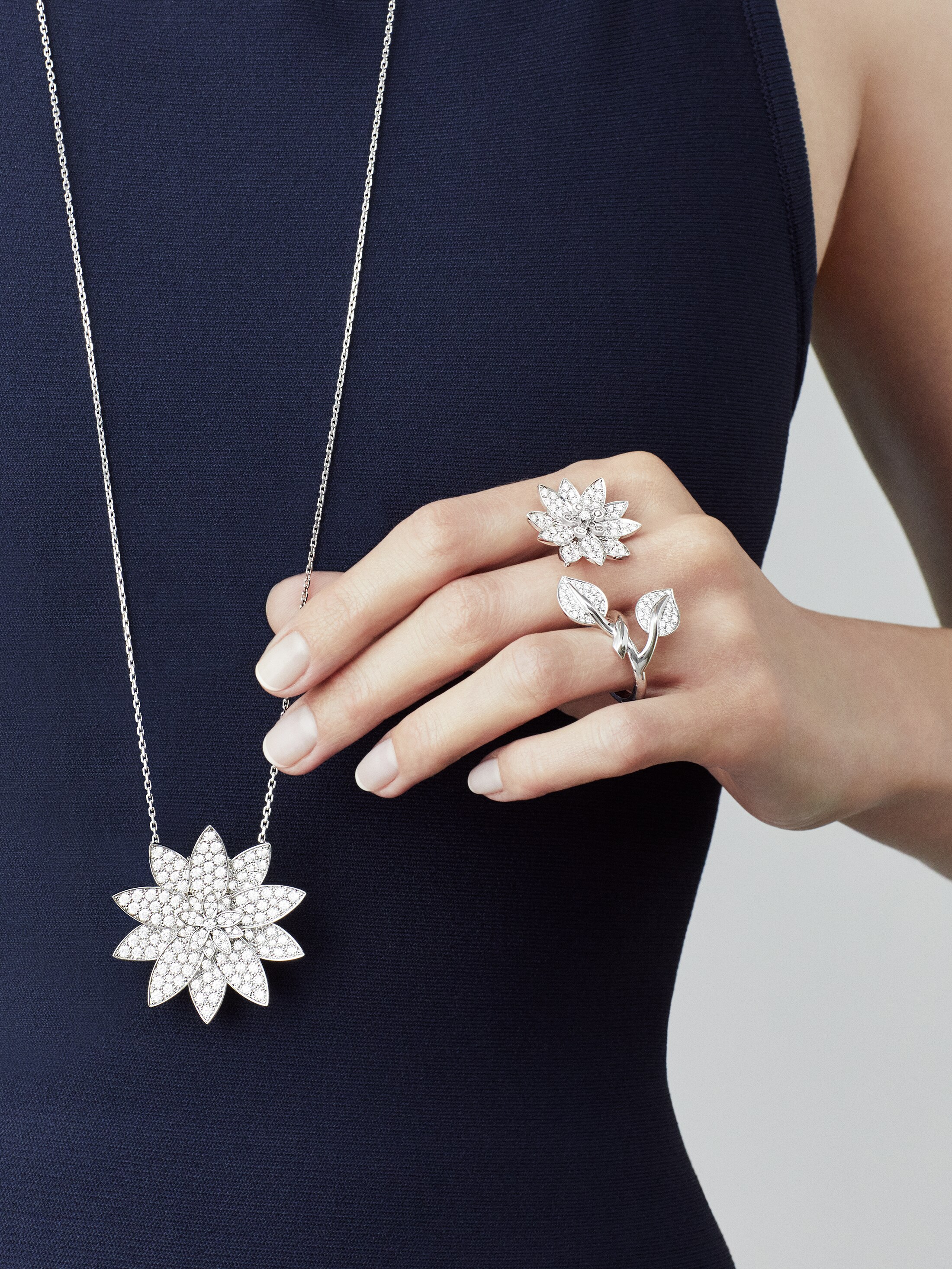 Lotus clip pendant, large model white gold, Diamond