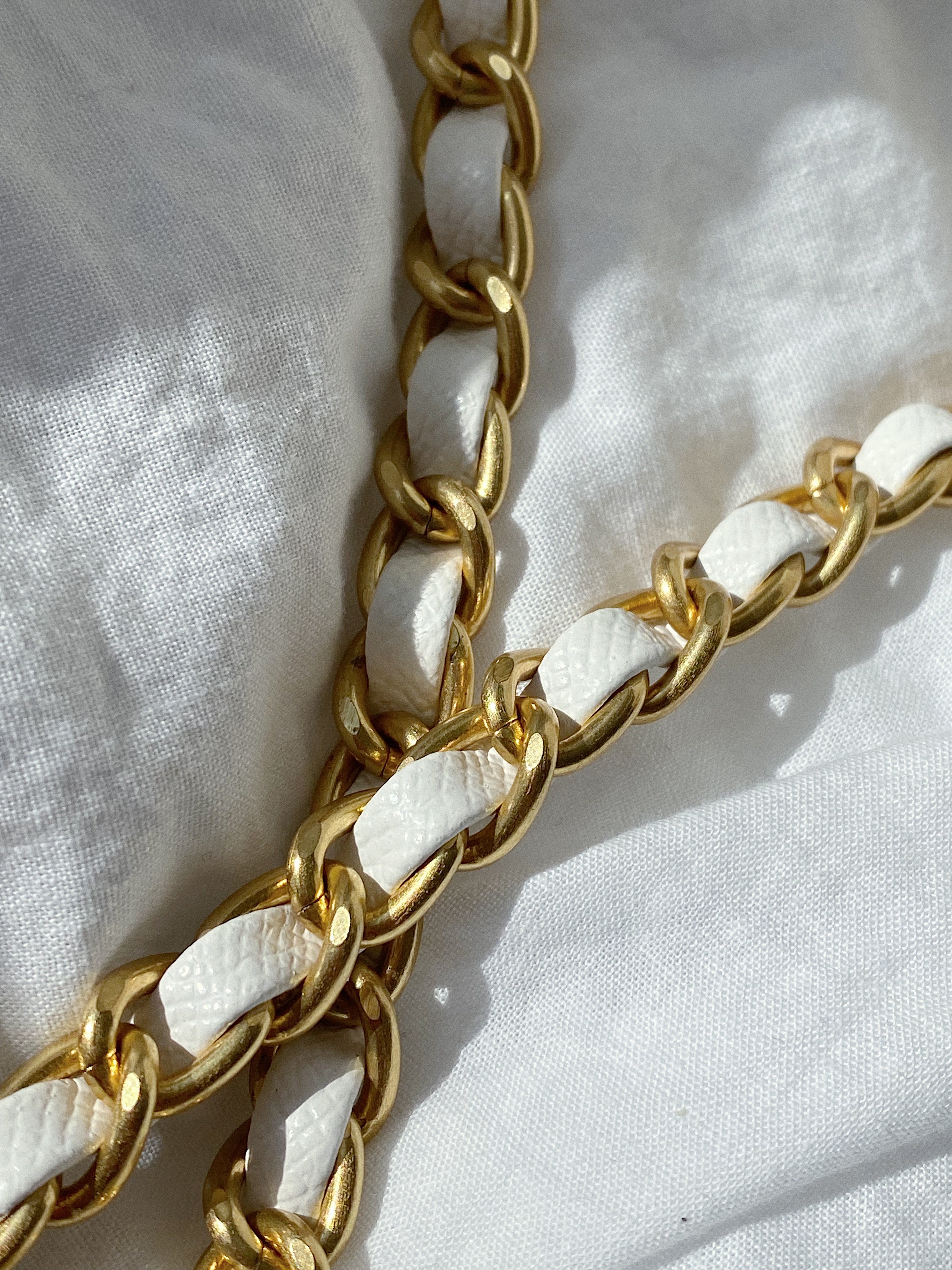 [TOP] CHANEL Classic Flap Bag with Top Handle Caviar Skin New Mini 20cm - White & GHW