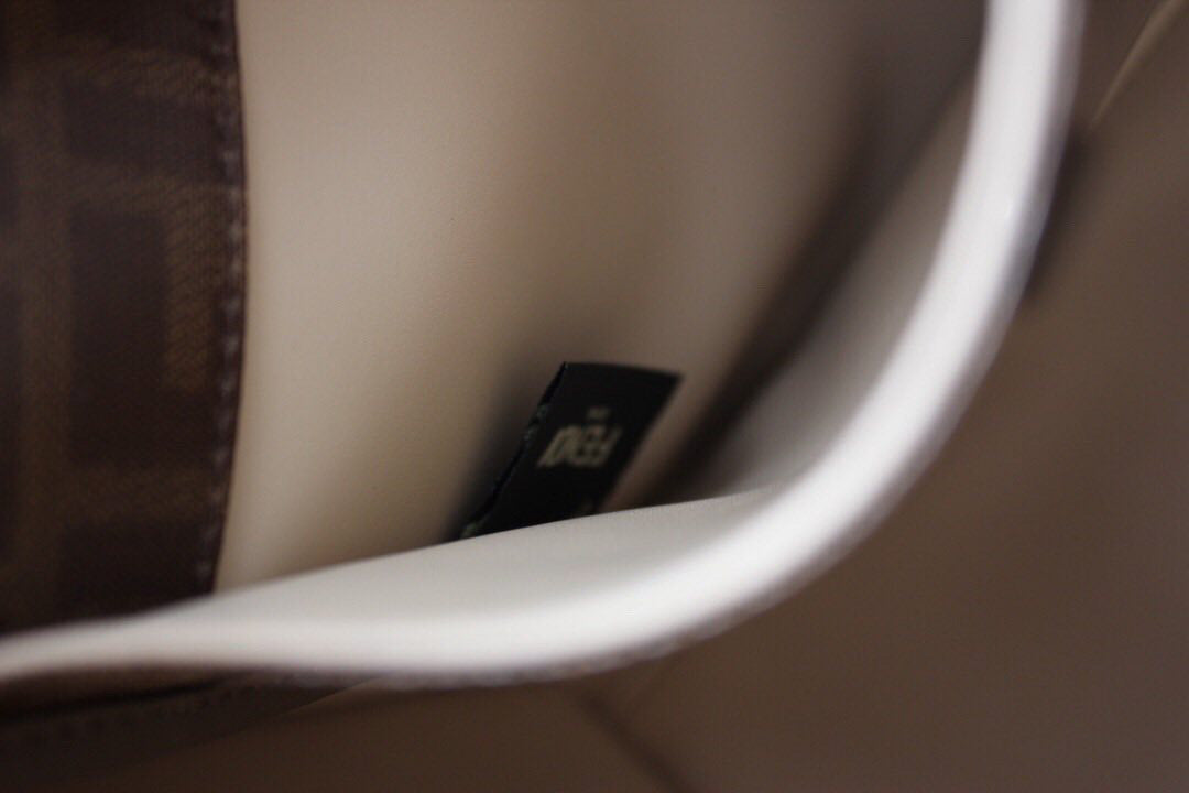 [TOP] FENDI  Peekaboo Medium X-Lite Bag - Black