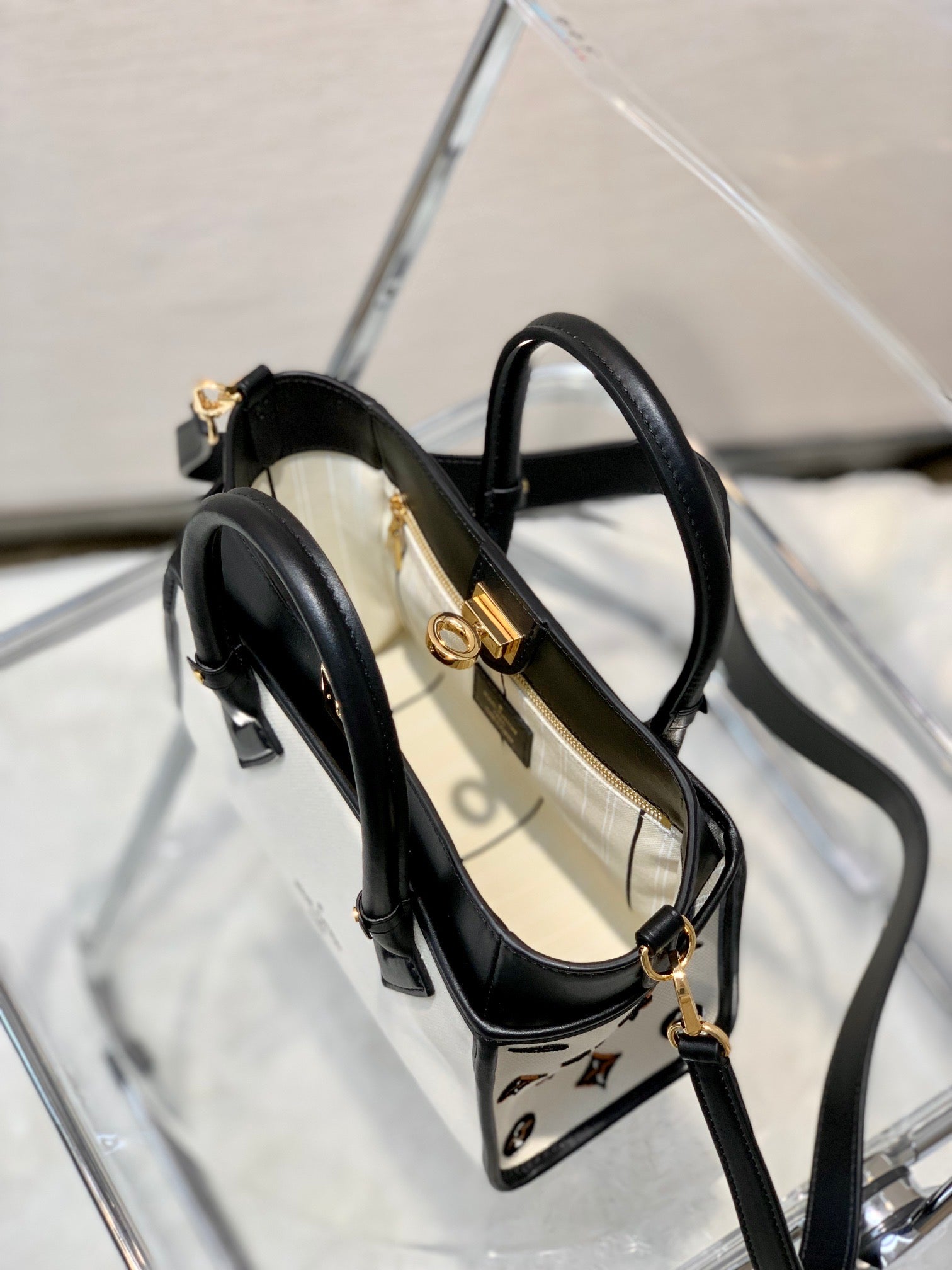 [TOP] Louis Vuitton LV  On My Side PM Textile Canvas Tote Bag 24.5 x 14 x 30.5 cm- Black