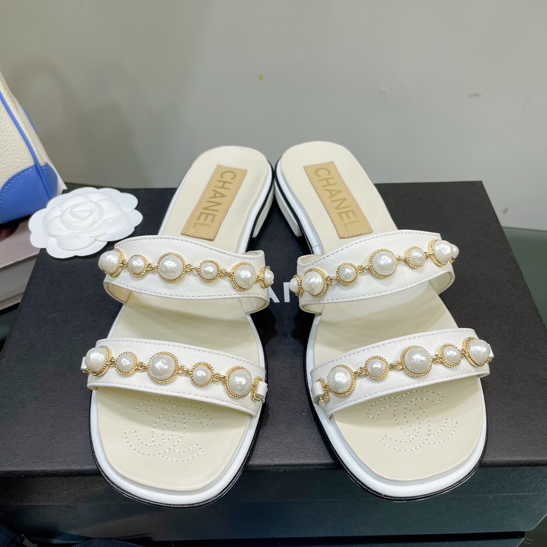 [TOP] CHANEL Pearl Slippers - White