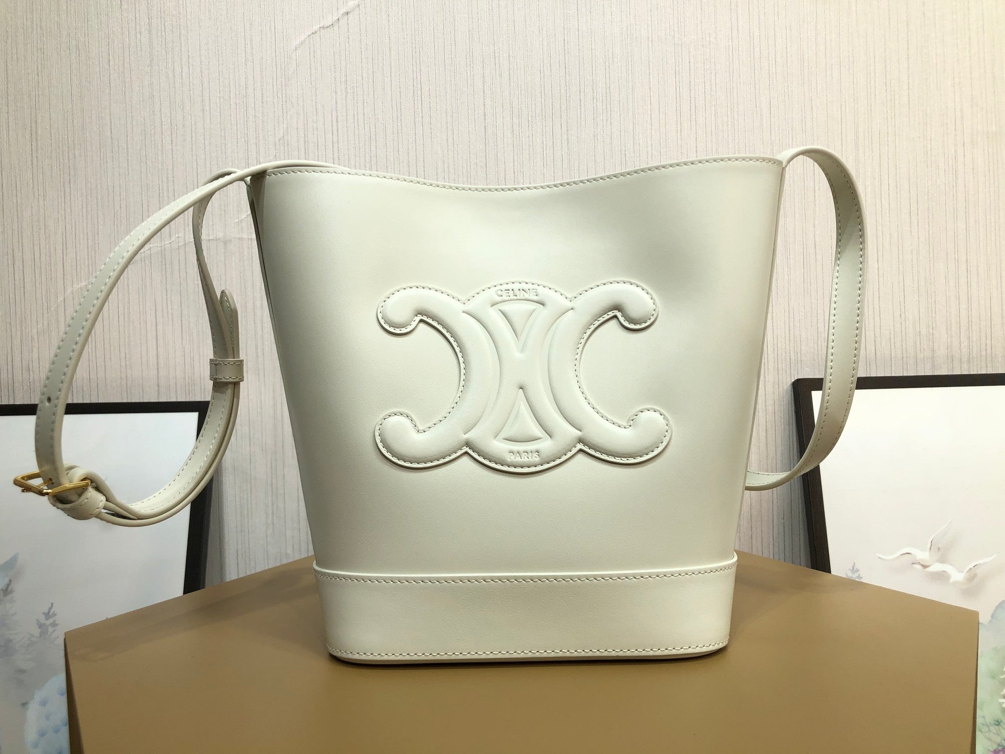 [TOP] CELINE Cuir Triomphe Bucket Bag 18X22X43CM  - White