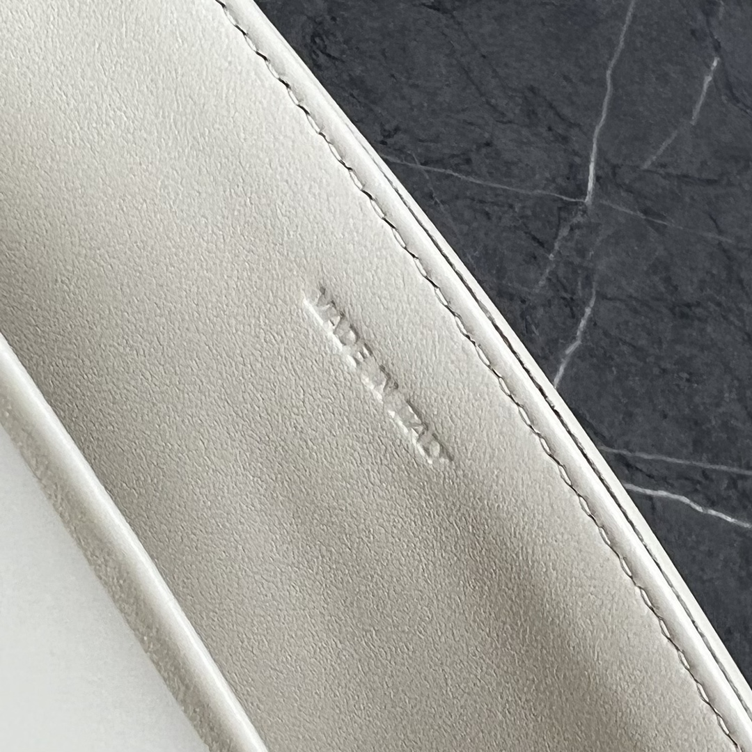 [TOP] CELINE Triomphe Shoulder Bag  21x11x4cm - White
