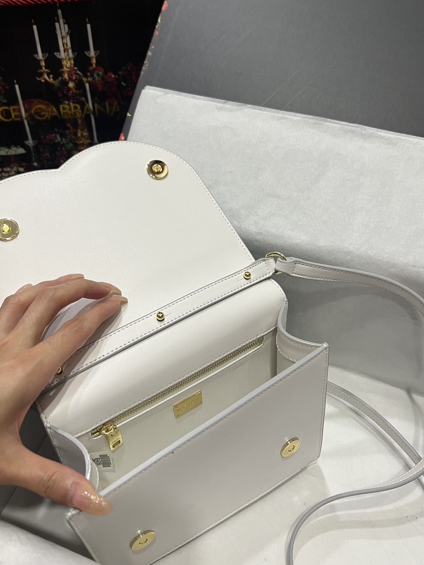 [TOP] Dolce & Gabbana D&G Calfskin DG Logo Bag 16*20*5.5 - White