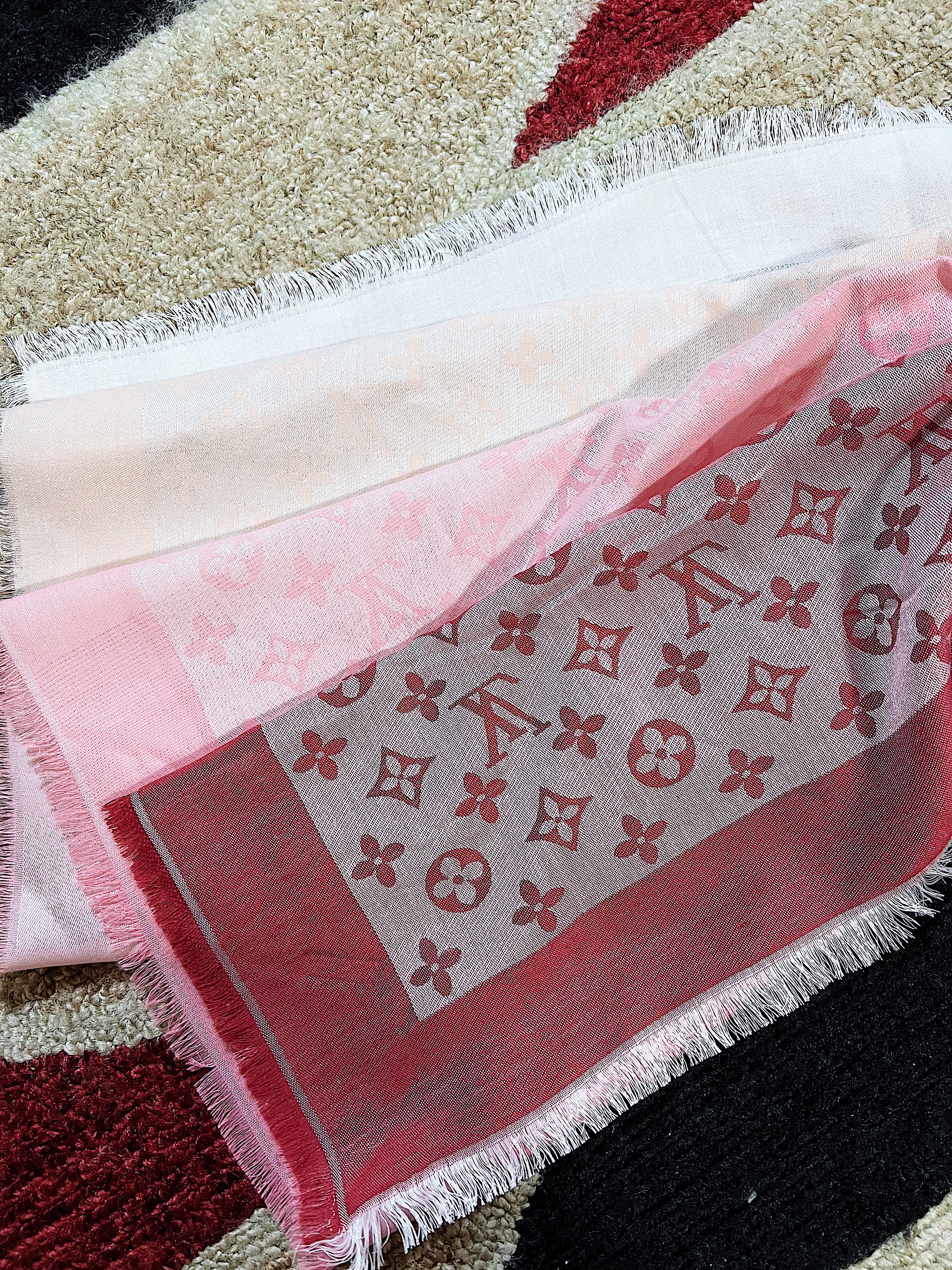 [TOP] Louis Vuitton LV L*V Big Square Scarf Ombré - Pink