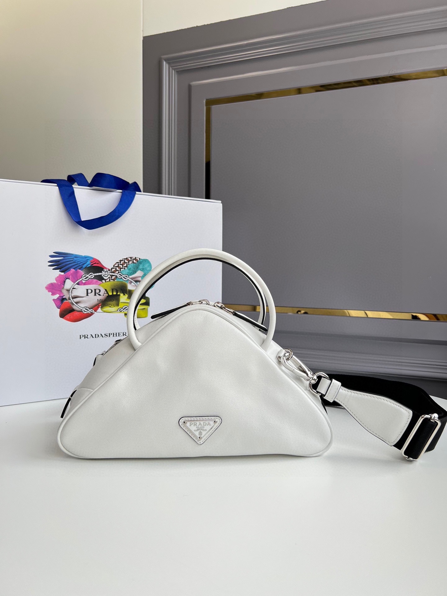 [TOP] PRADA Leather Triangle Bag 25x14x11cm - 3 Color