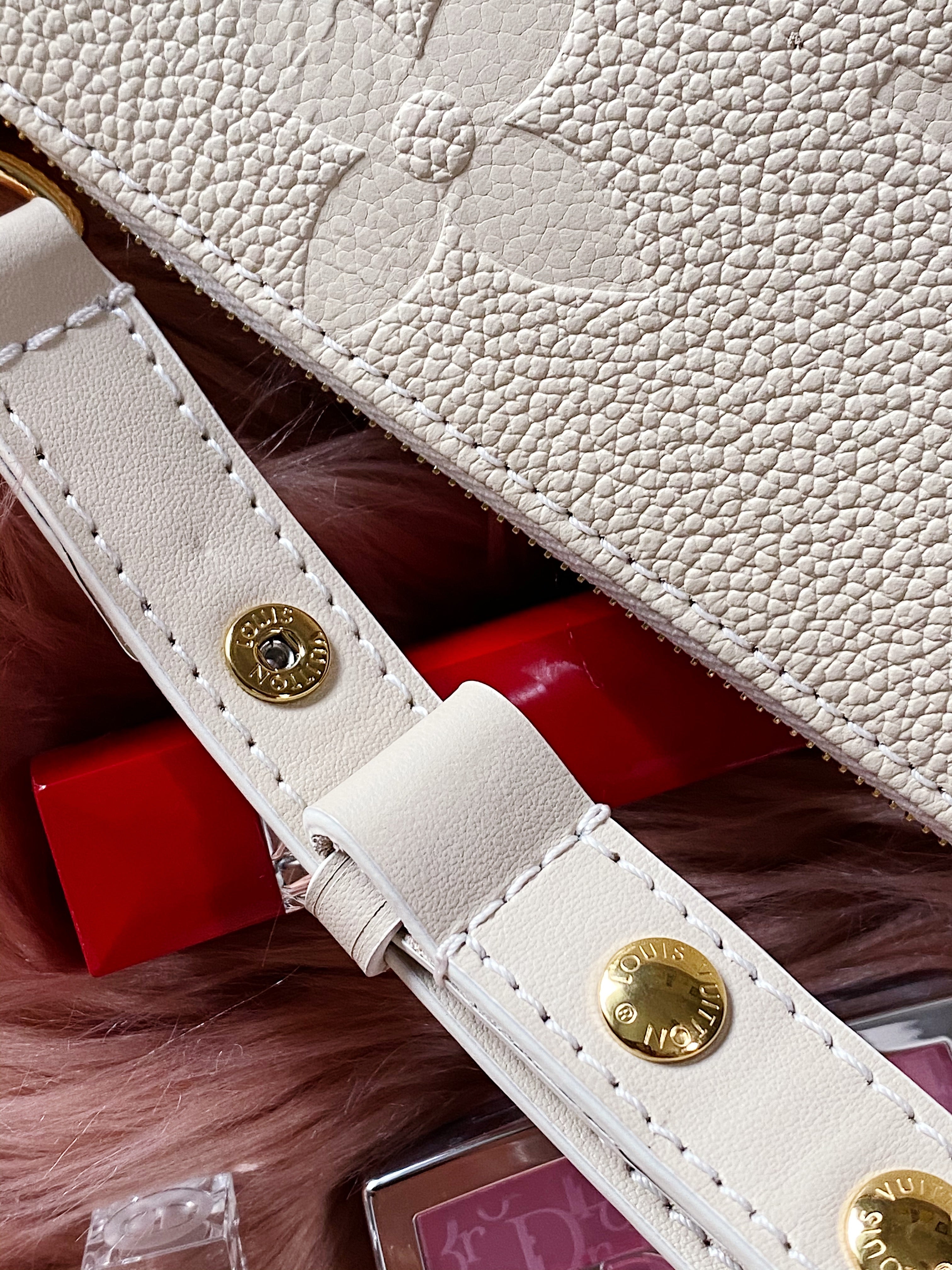 [TOP] Louis Vuitton LV £V Empreinte Multi Pochette Giant Monogram 21X12X3cm- White