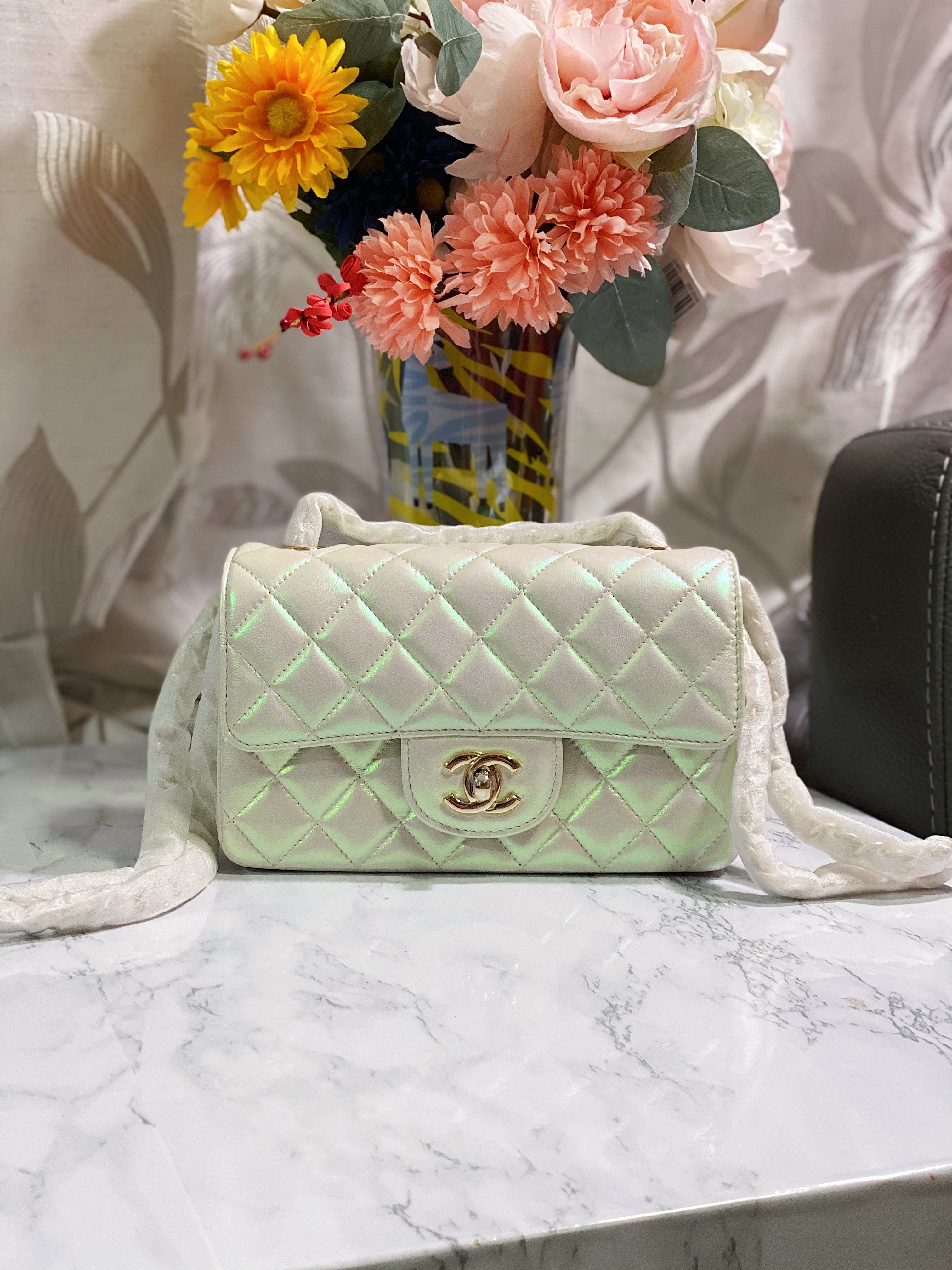 [TOP] CHANEL Classic Flap Bag Outside Thread Mini 20CM - White Iridescent