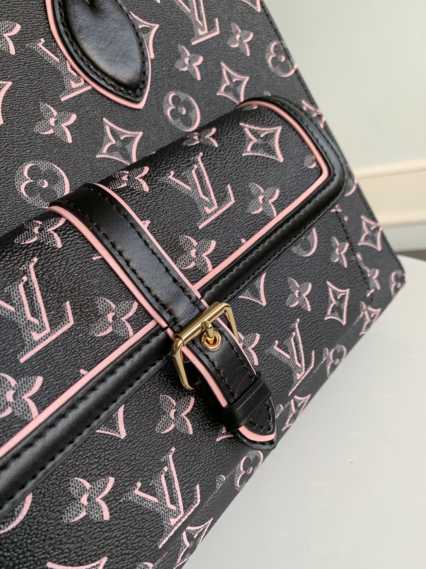 [TOP] Louis Vuitton LV On The Go MM Fall For You Monogram Tote 35x27x14cm - Black