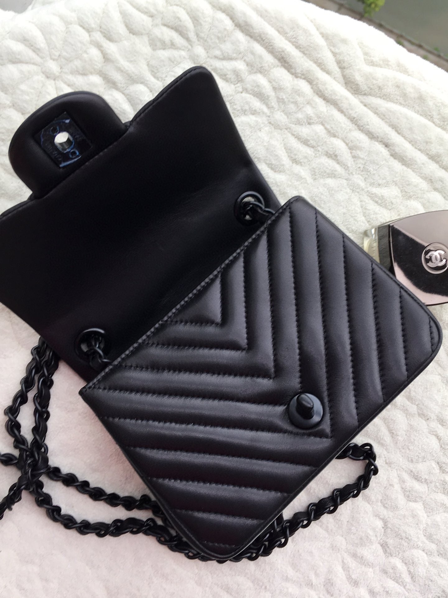 [TOP] CHANEL Classic Flap Bag Chevron Mini 20cm  - Black on Black