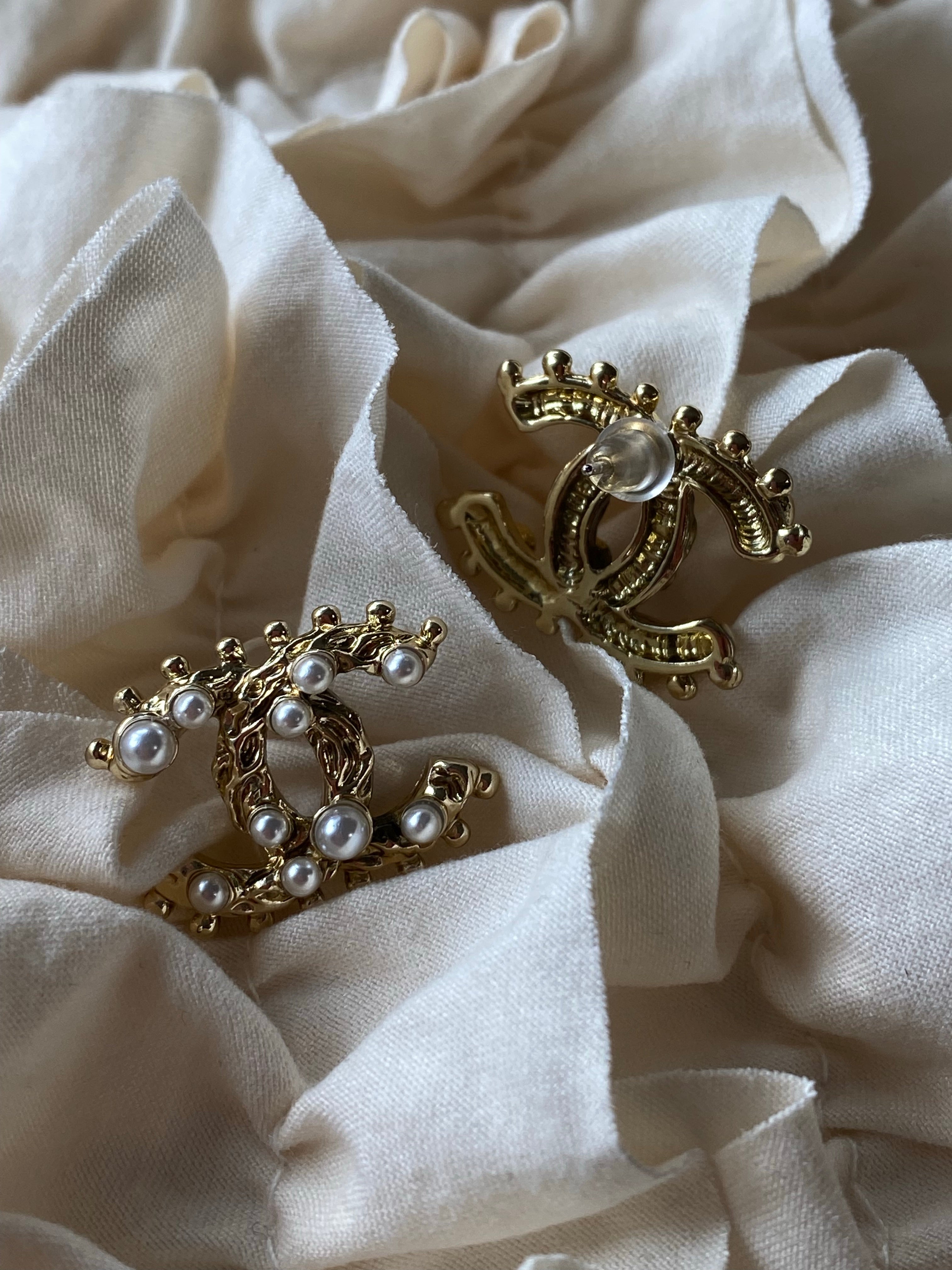 [TOP] CHANEL Antique Stud Logo Earrings