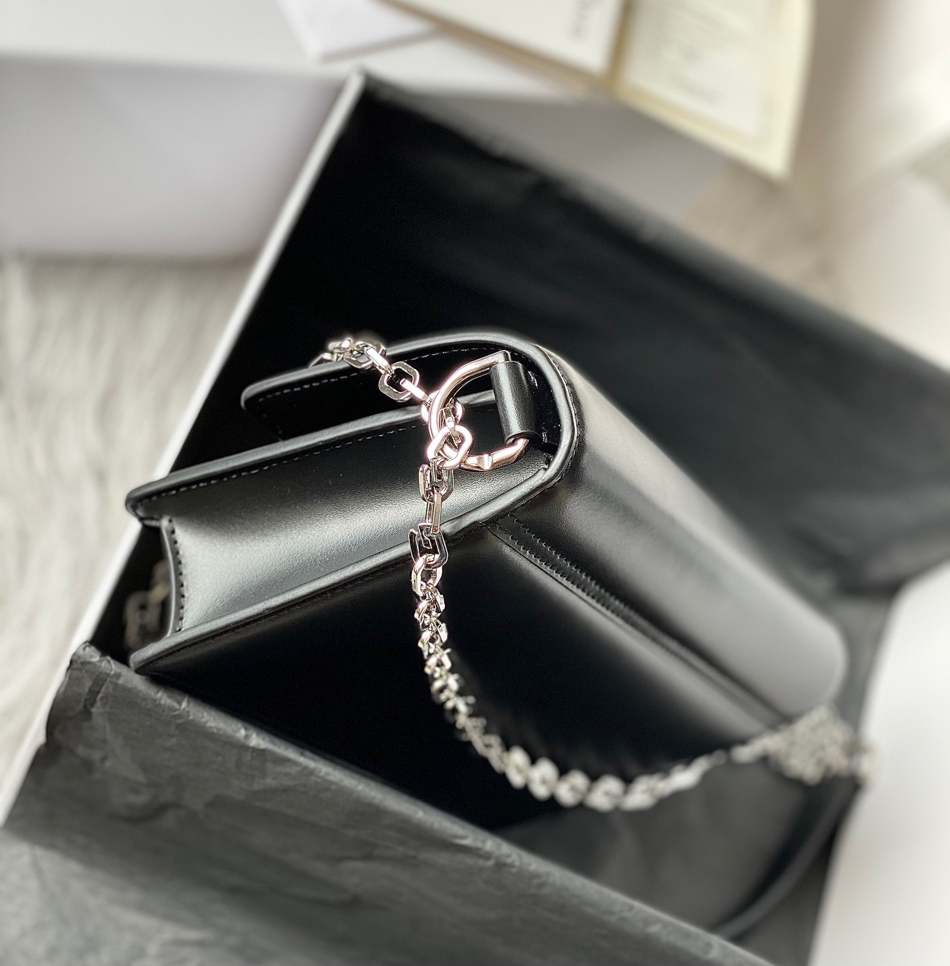 [Top] GIVENCHY 4G In Box Leather With Chain 20*13*5 - SHW
