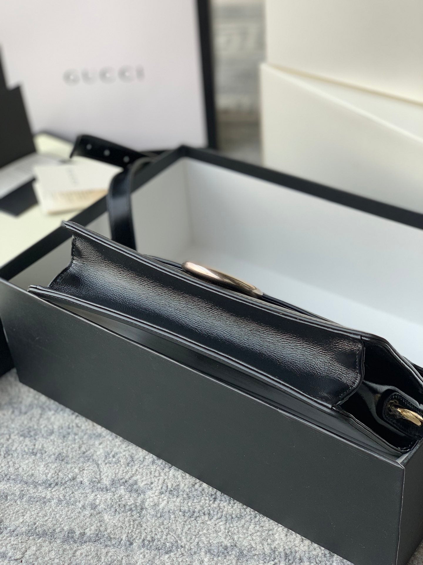 [TOP] GUCCI Logo Plaque Shoulder Bag - Black