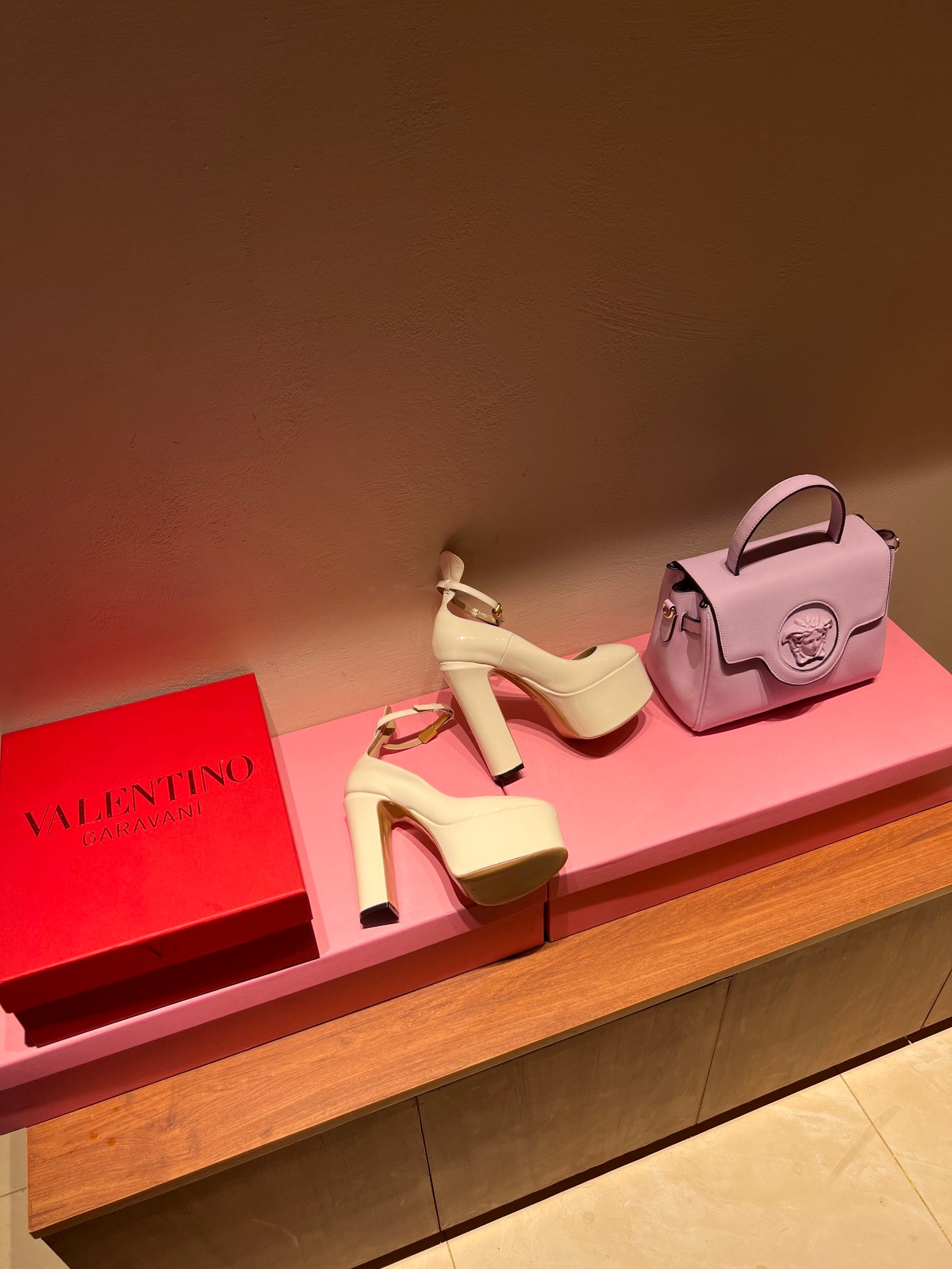 V[TOP] VALENTINO alentino Tango Patent Leather Pumps - Ivory