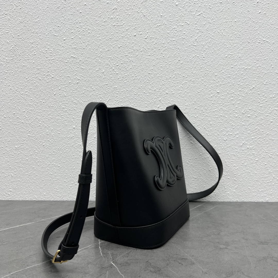 [TOP] CELINE Cuir Triomphe Bucket Bag 22×18×13 - Black/White