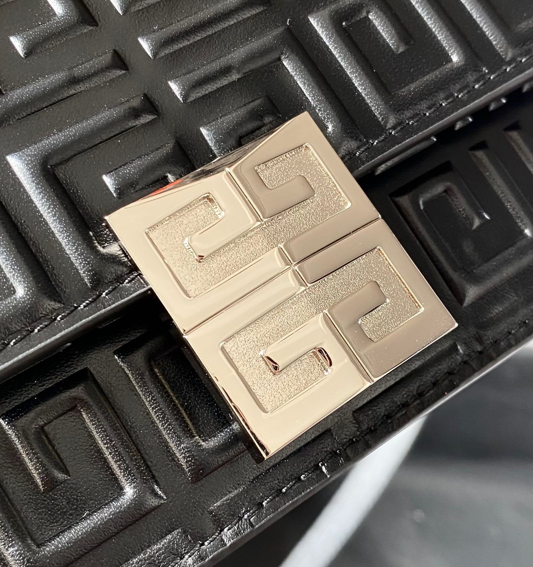 [Top] GIVENCHY 4G Patent Leather With Chain  20*13*5 - Black