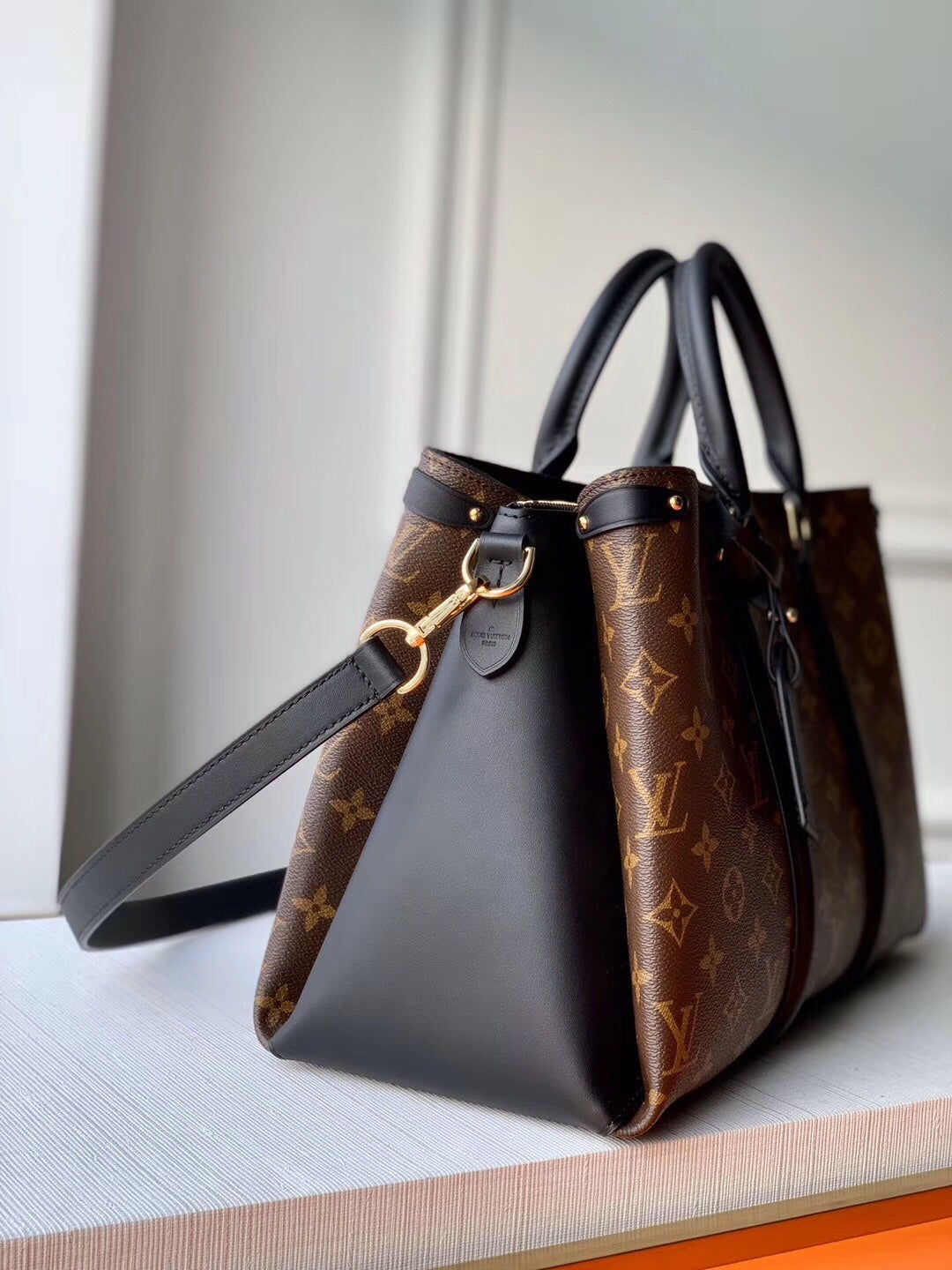 [TOP] Louis Vuitton LV L*V Soufflot BB Supple Monogram Bag 36.0 x 21.0 x 13.0 cm - Black