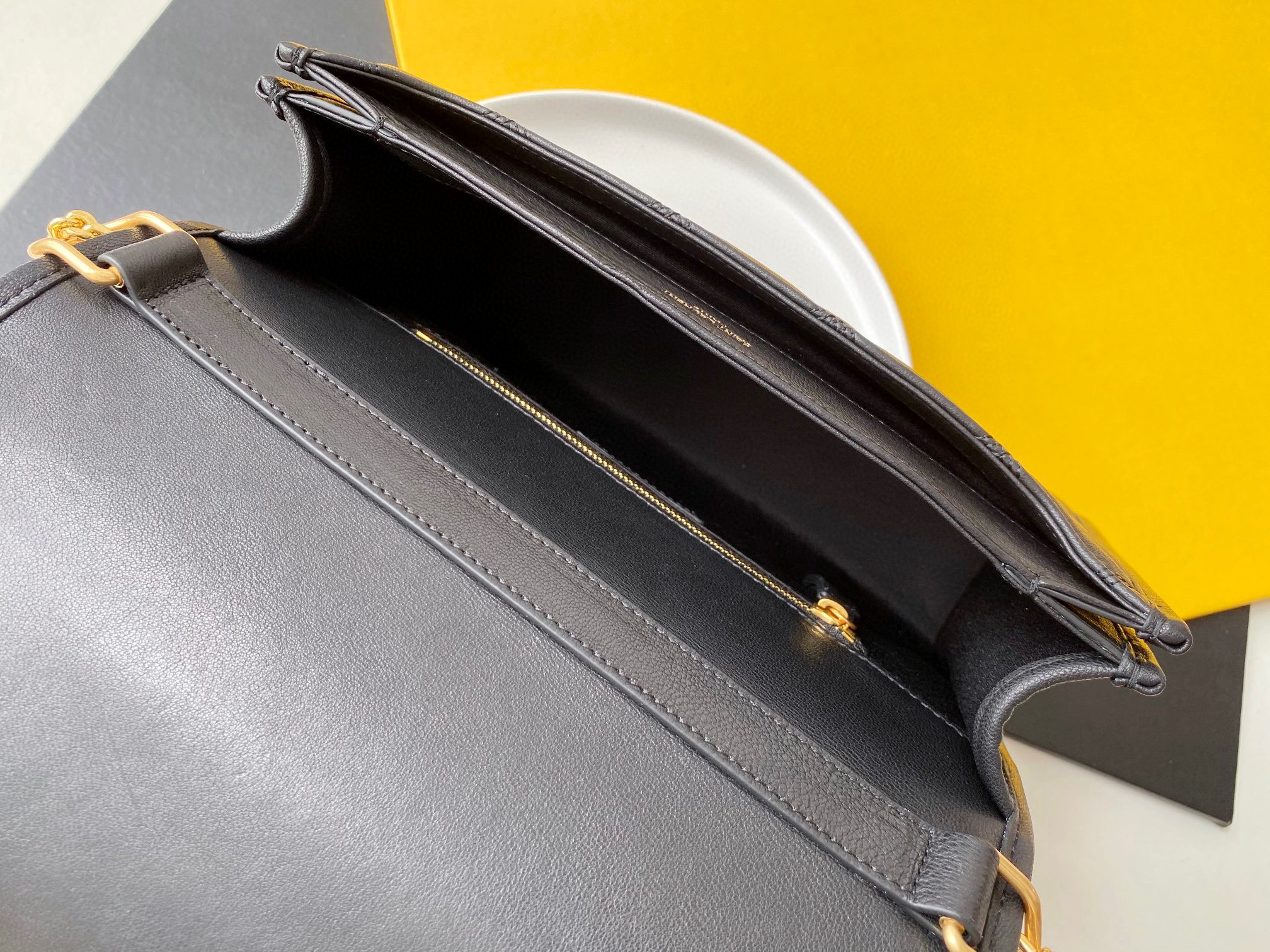 [TOP] Yves Saint Laurent YSL Becky Bag Lambskin 25CM - Black/White