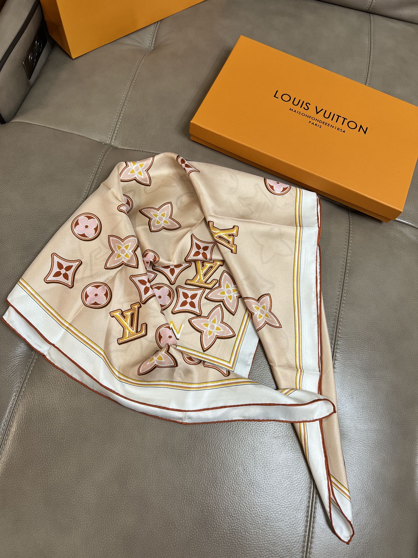 [TOP] Louis Vuitton LV Monogram Cascade Scarf