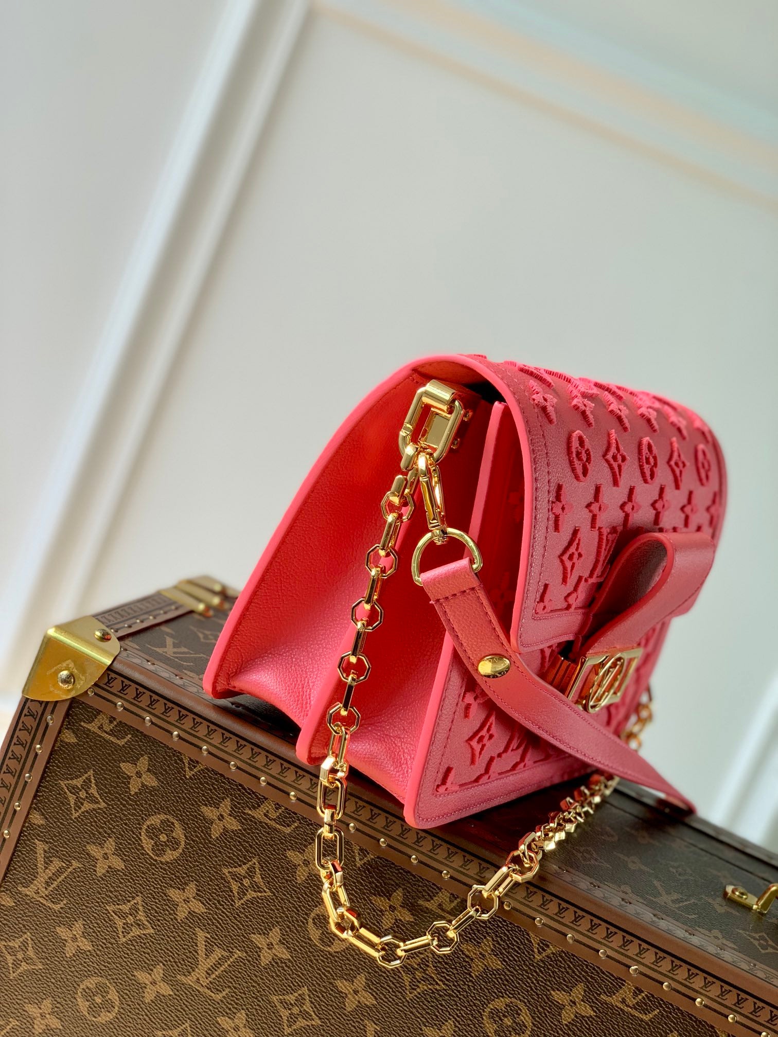 [TOP] Louis Vuitton LV L*V Dauphine Tufted Monogram MM 25x17x10.5 cm- Rose Fluo