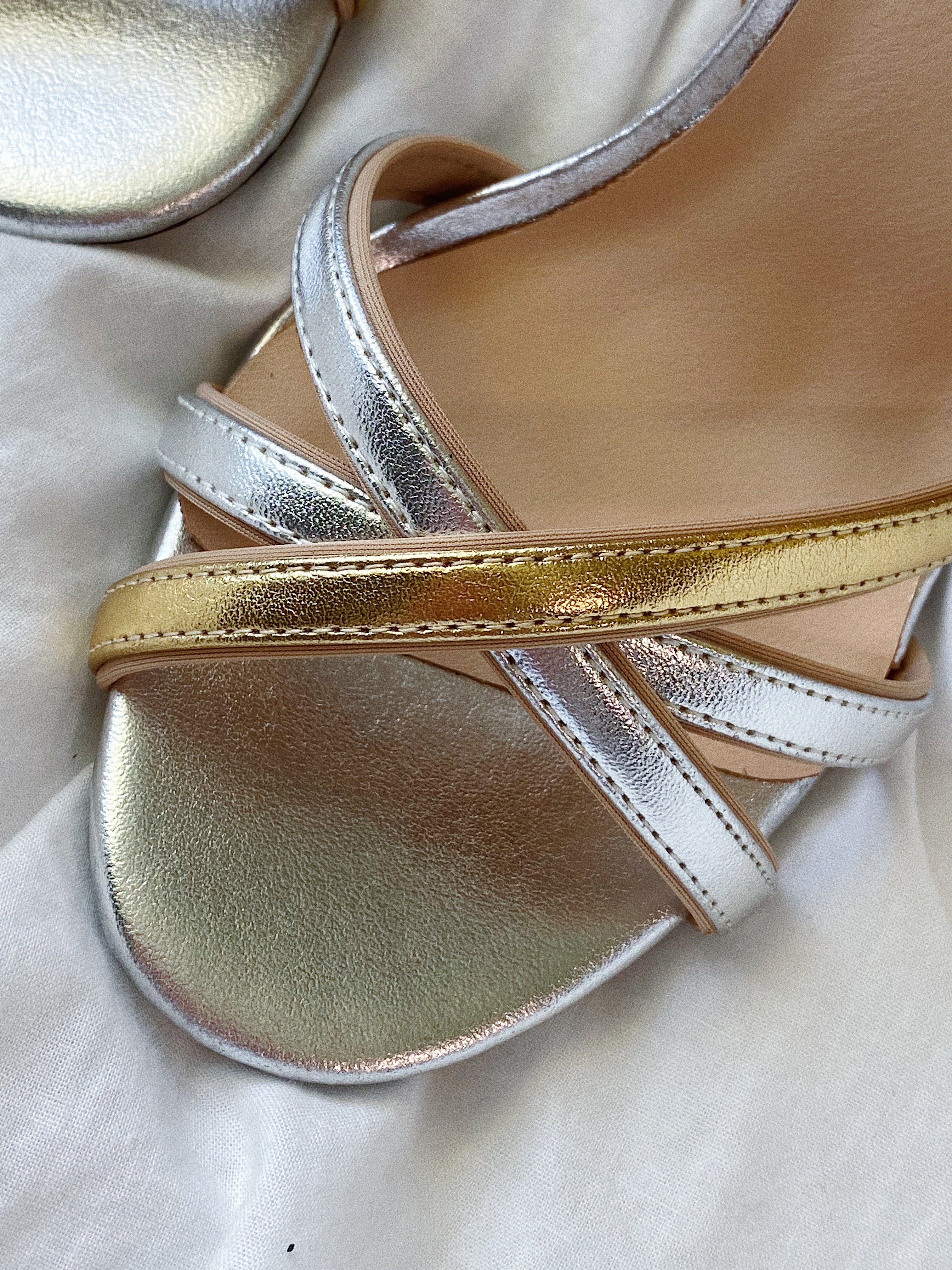 [TOP] FENDI FENDI Colibri Strappy Metalic High Heels - Gold