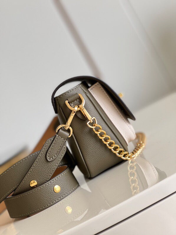 [TOP] Louis Vuitton LV L*V Lock Me Tender 13 x 8 x 19 cm- Khaki