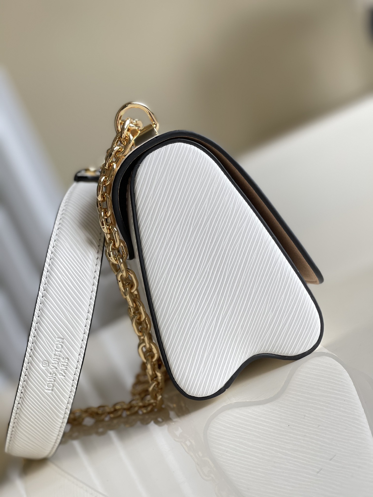 [TOP] Louis Vuitton LV Mini LV Epi Twist Bag 18x15x9cm- White