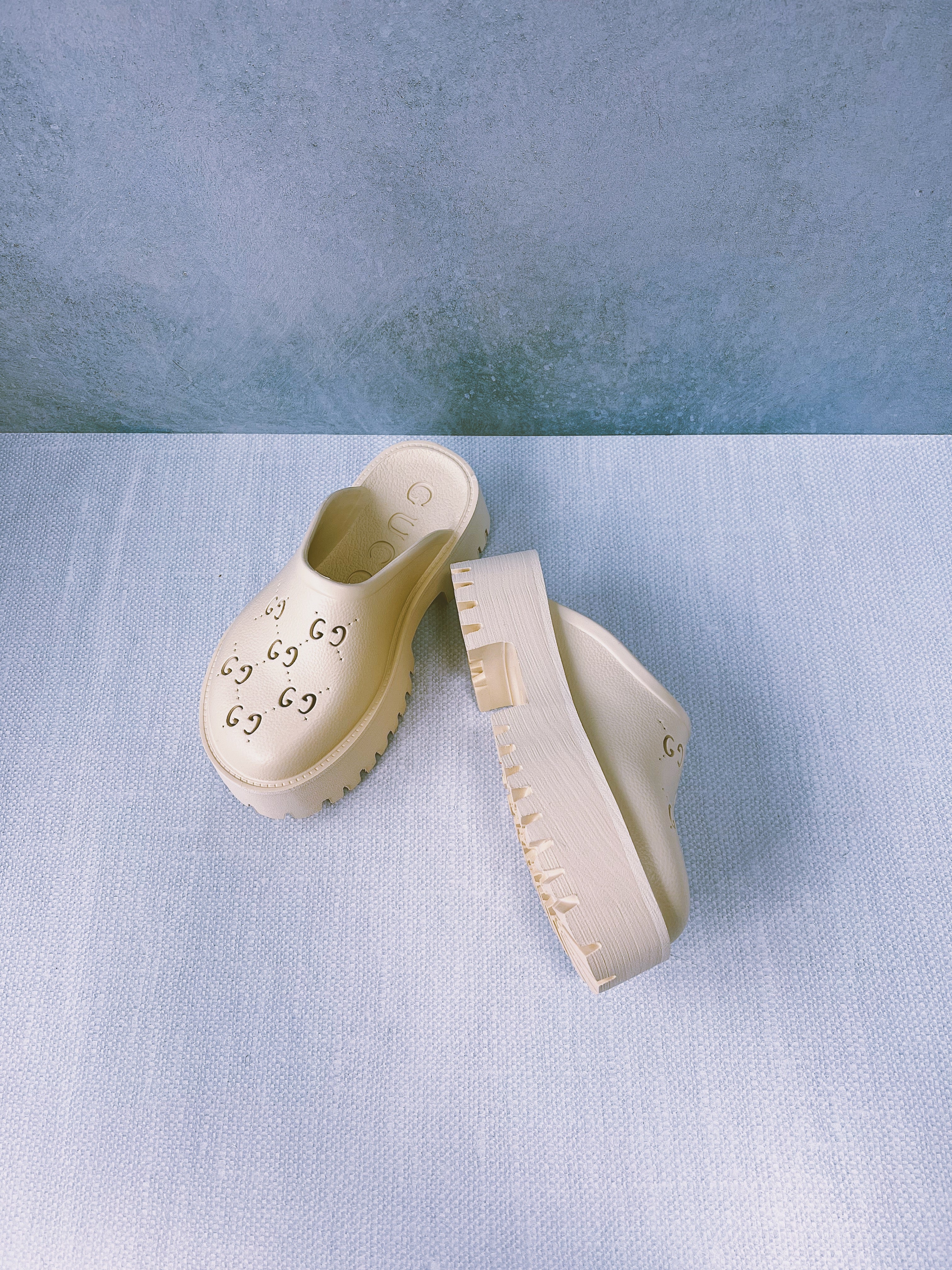 [TOP] GUCCI Perforated Platform Mules - Cream