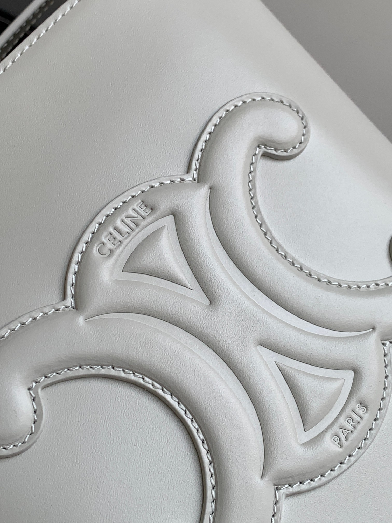 [TOP] CELINE Cuir Triomphe Handbag 22 X 24X 13cm -  White