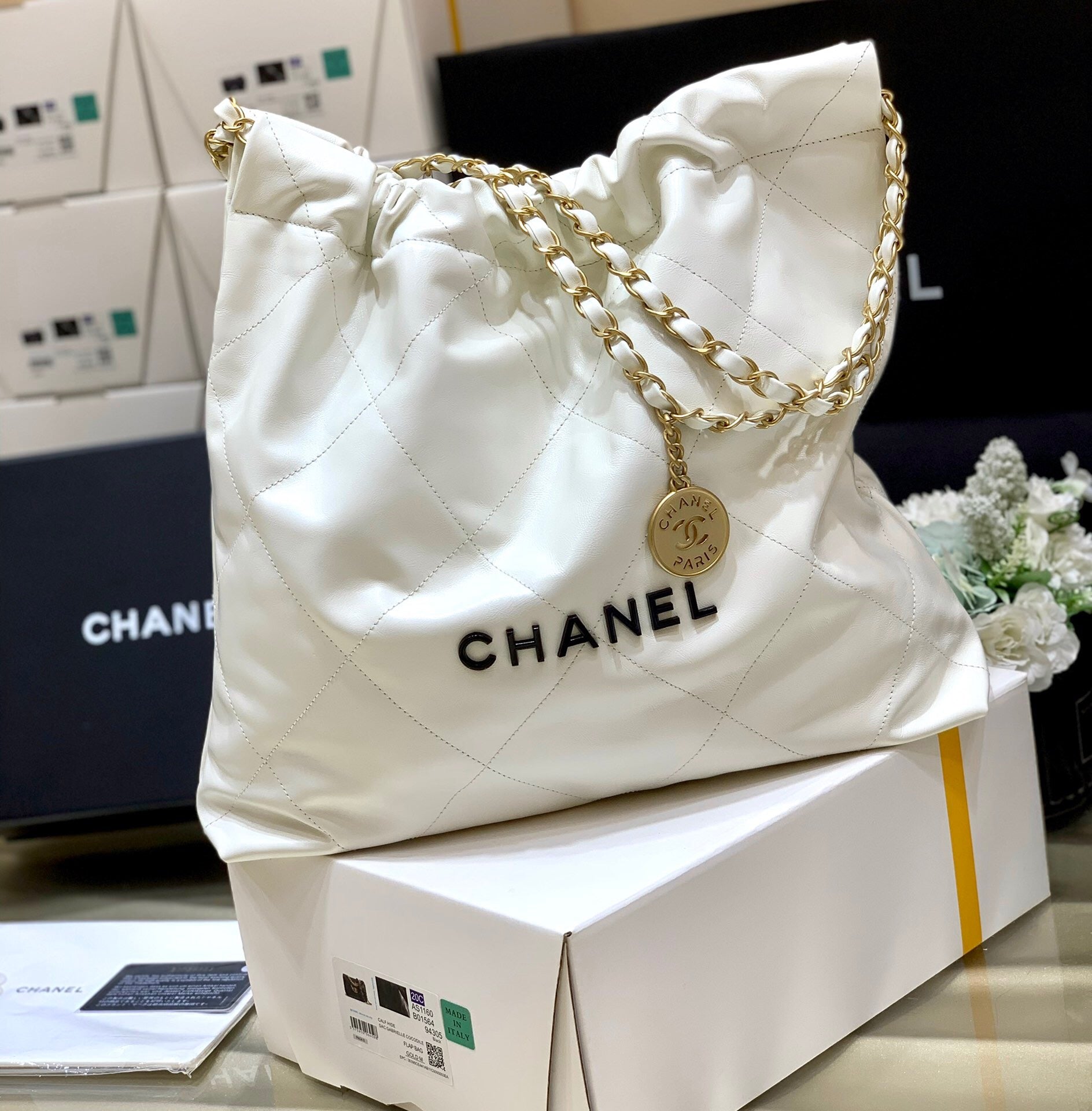 [TOP] CHANEL 22 Bag Small 35cm - White & GHW