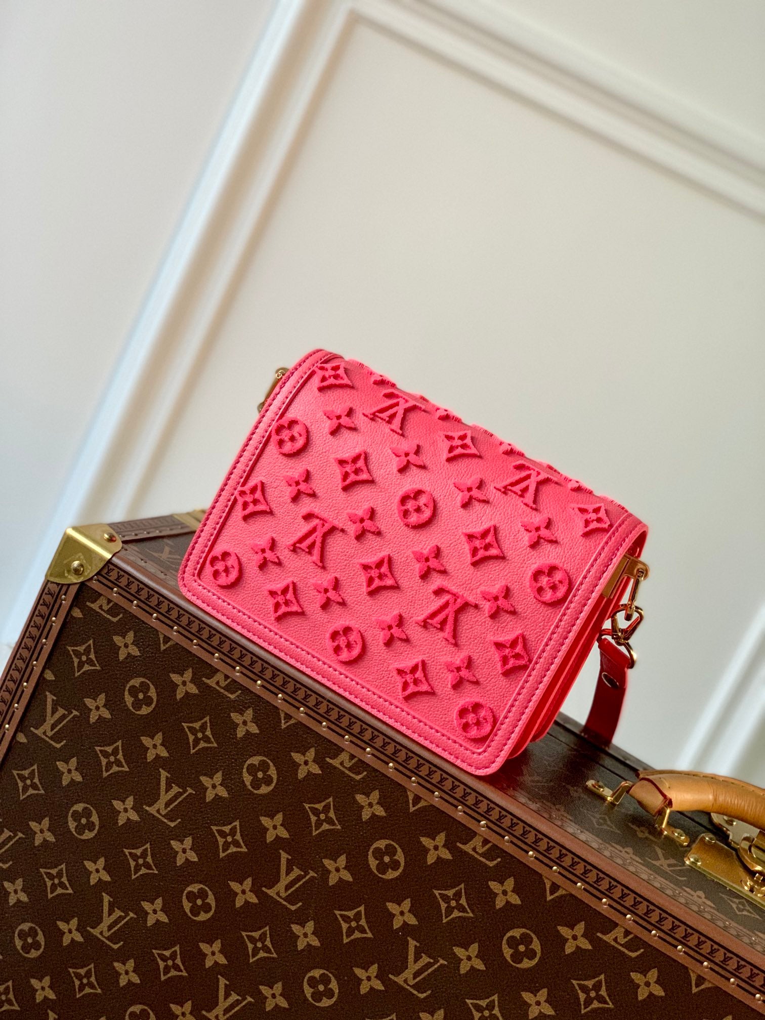 [TOP] Louis Vuitton LV L*V Mini Dauphine Tufted Monogram 20x15x9 cm- Rose Fluo