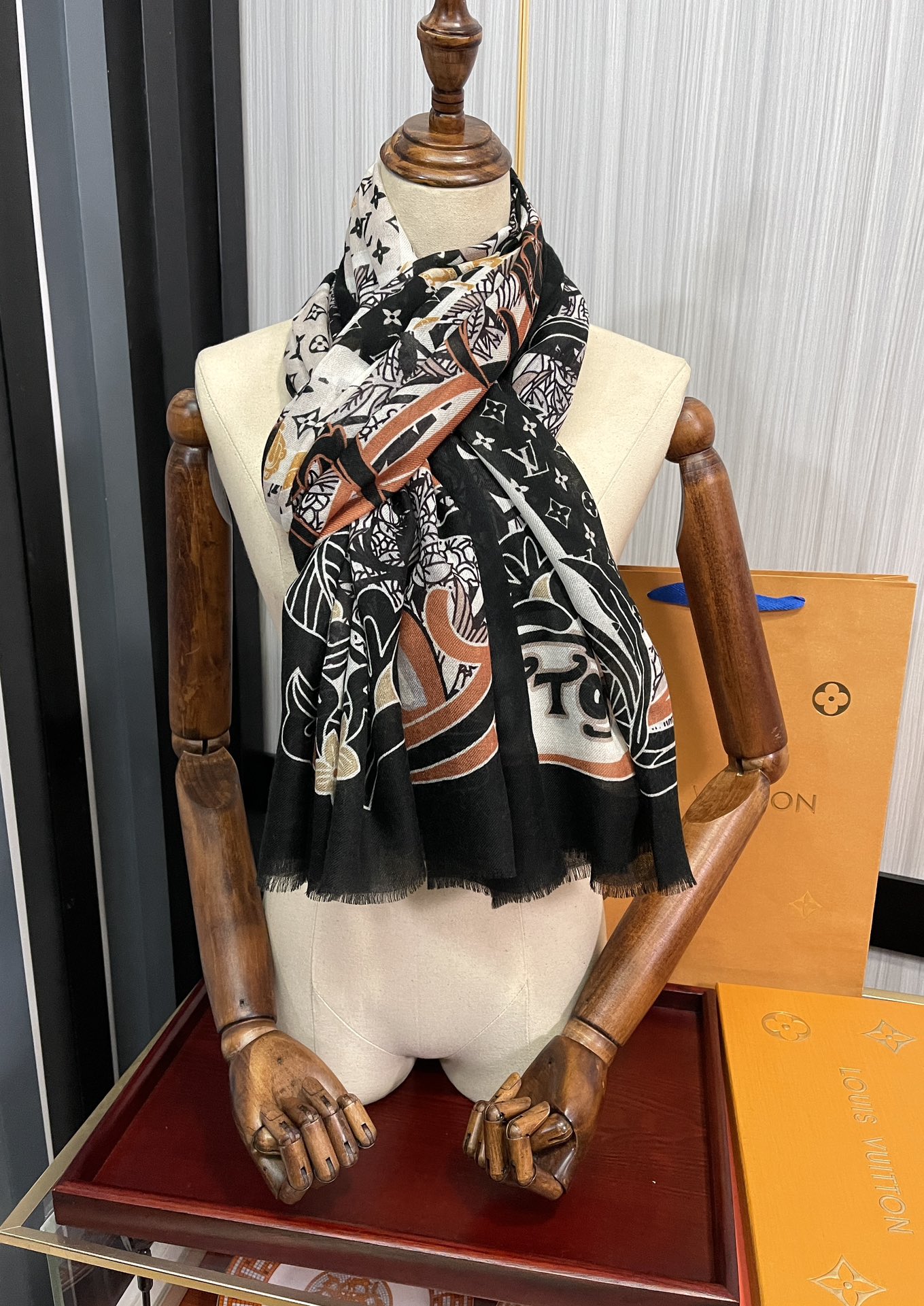 [TOP] Louis Vuitton LV L*V Cashmere Scarf