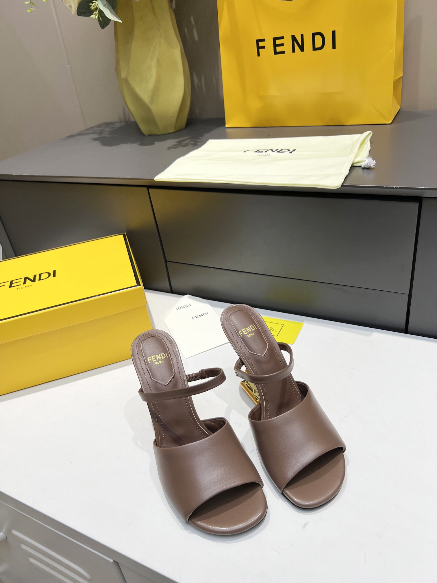 [TOP] FENDI First High Heel - Chocolate