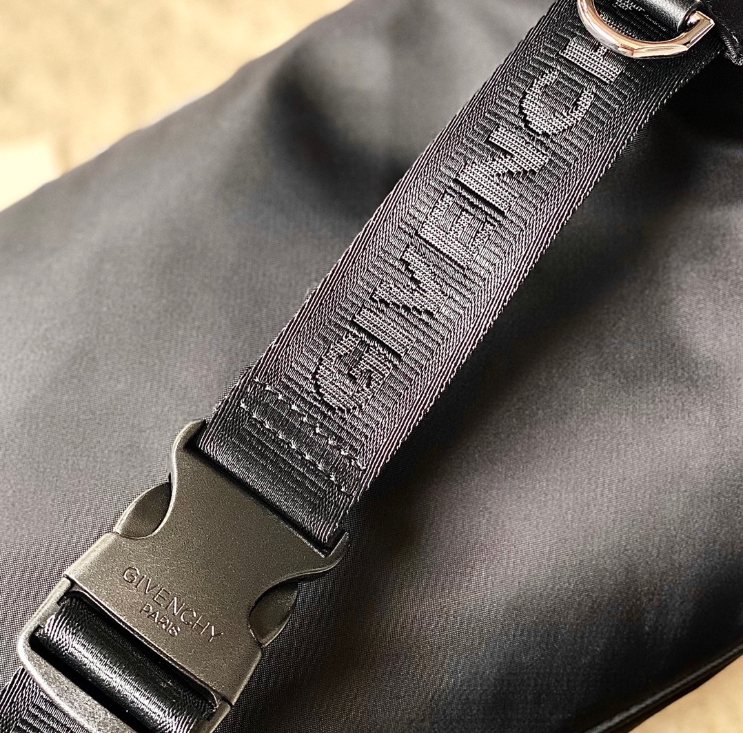 [TOP] GIVENCHY Cross Body Bag 37*18*4- Black