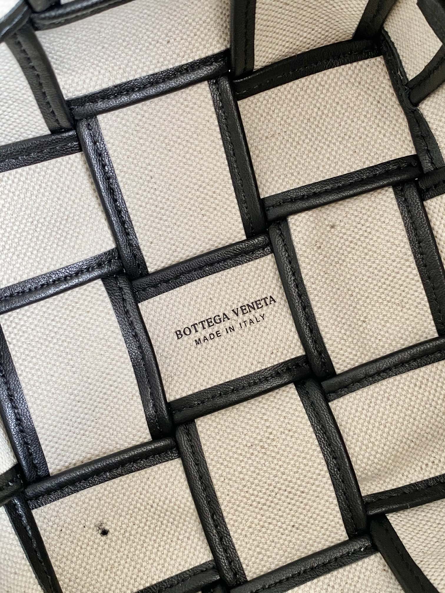[TOP] Bottega Veneta BV  Cassette Bucket Bag - Natural/Black