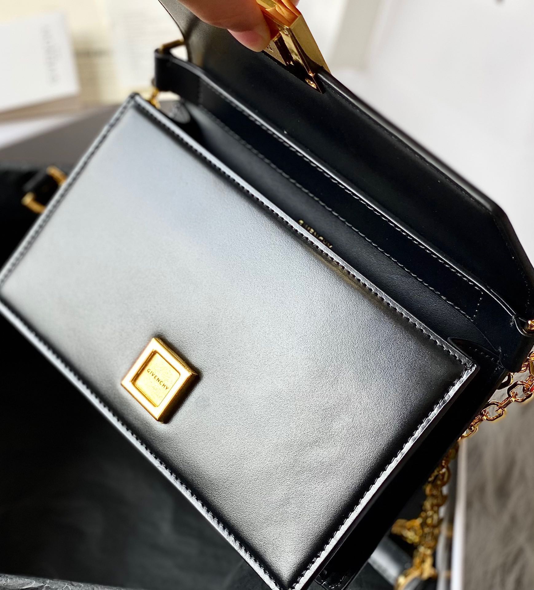 [Top] GIVENCHY 4G In Box Leather With Chain 20*13*5 - Black
