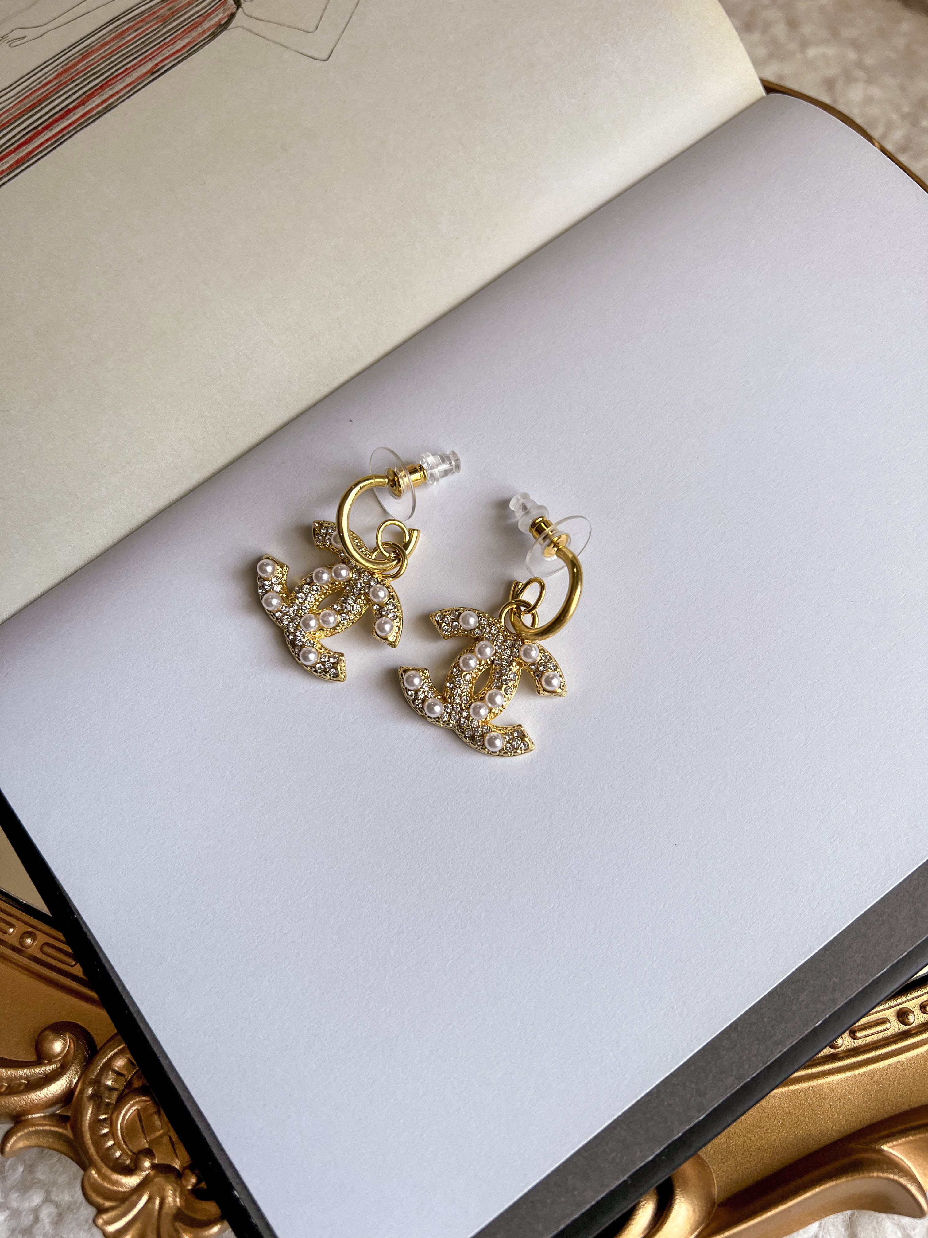 [TOP] CHANEL Drop Dangle Earrings w Pearls