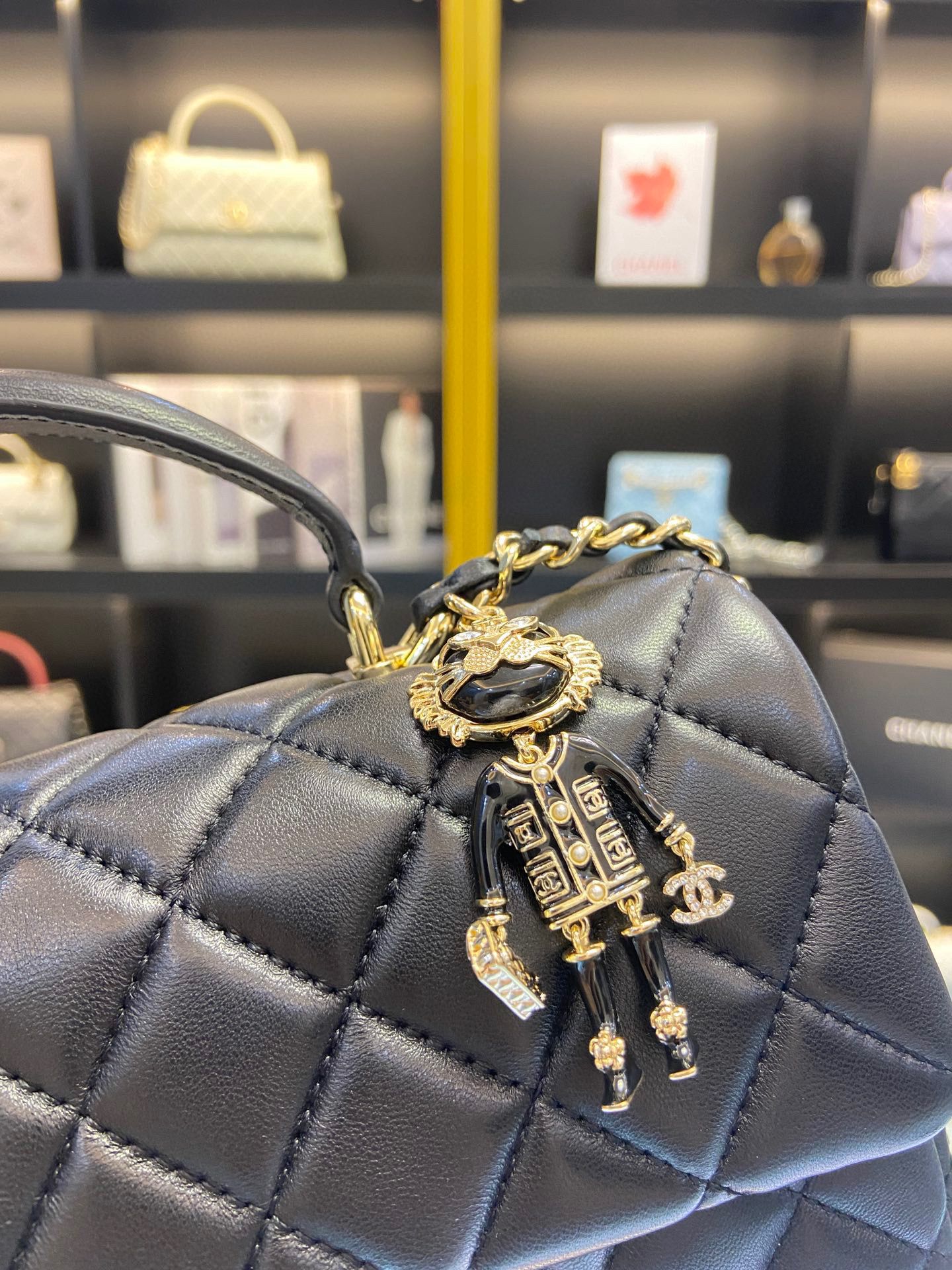 [TOP] CHANEL Classic Flab Bag Lambskin Mini 20cm With Handle - Black & GHW