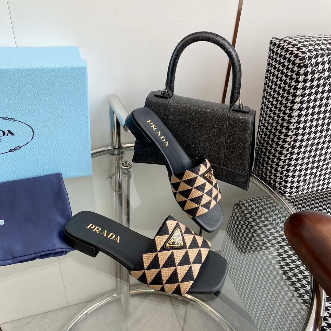 [TOP] PRADA Triangle Logo Flat Sandals